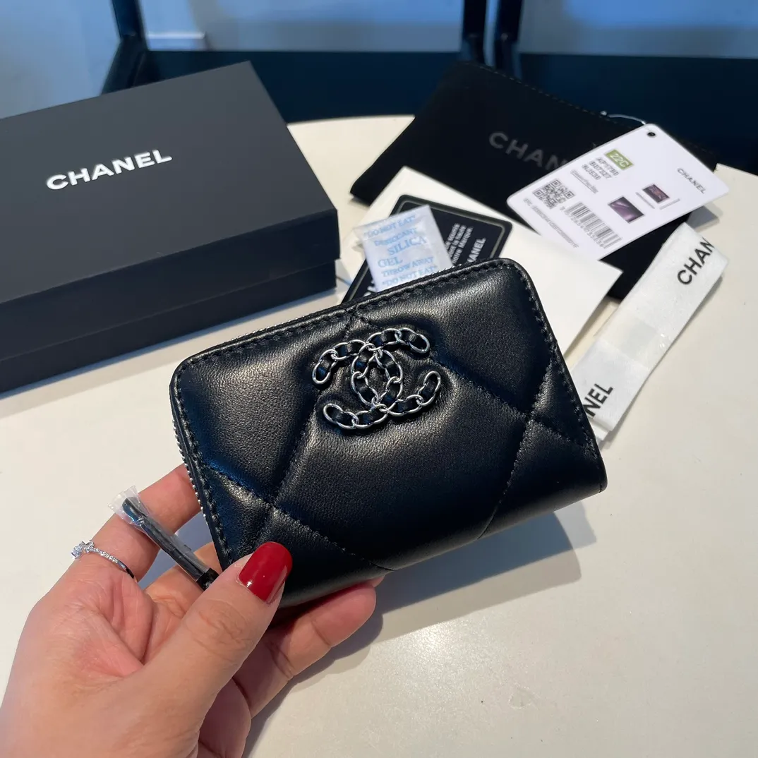 💰300😊 Upgraded version💋🆕 Ohanel new color🆕The latest zipper card holder, the texture of goatskin is invincible 😼The 19 series mainly promoted this season is the big rhombus, with a strong retro style👝Is there anyone who wants to buy each color🧸 The logo is eye-catching and unique, the goatskin has a light luster, and the temperament instantly ups and downs❣The fashionable style and style are also jointly created by Karl and Viard. The first series launched by the new artistic director will be a key recommendation of the brand from this year to next year, conveying the essence of the brand, with a full set of packaging 0945🍃size: 11.5*8cm