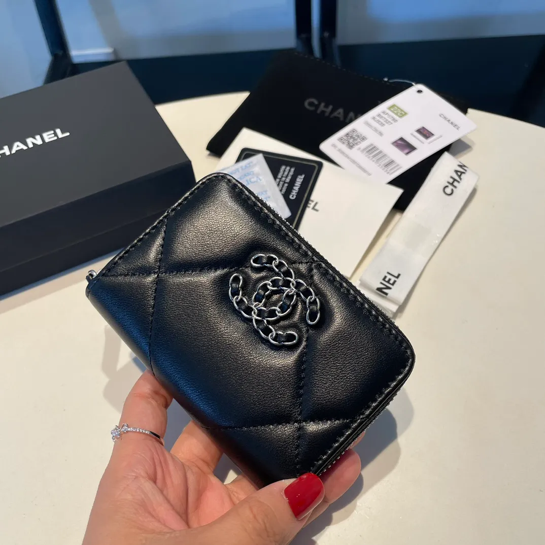 💰300😊 Upgraded version💋🆕 Ohanel new color🆕The latest zipper card holder, the texture of goatskin is invincible 😼The 19 series mainly promoted this season is the big rhombus, with a strong retro style👝Is there anyone who wants to buy each color🧸 The logo is eye-catching and unique, the goatskin has a light luster, and the temperament instantly ups and downs❣The fashionable style and style are also jointly created by Karl and Viard. The first series launched by the new artistic director will be a key recommendation of the brand from this year to next year, conveying the essence of the brand, with a full set of packaging 0945🍃size: 11.5*8cm