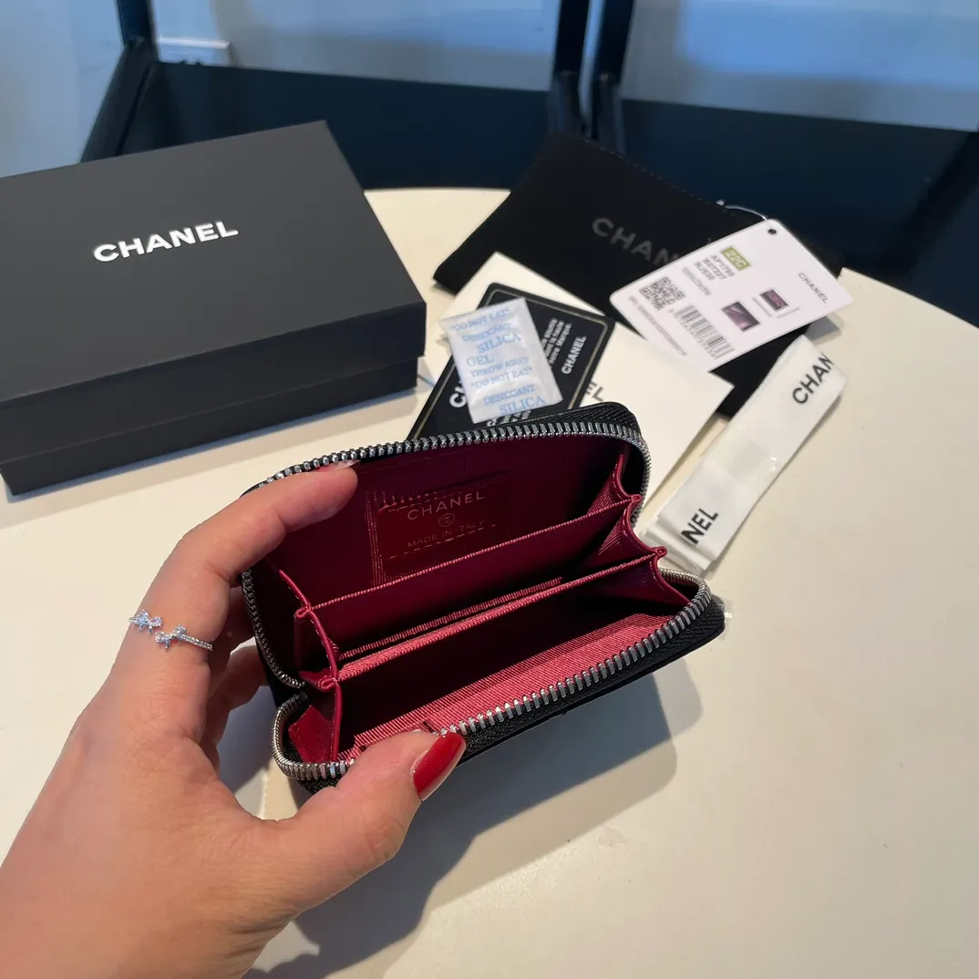 💰300😊 Upgraded version💋🆕 Ohanel new color🆕The latest zipper card holder, the texture of goatskin is invincible 😼The 19 series mainly promoted this season is the big rhombus, with a strong retro style👝Is there anyone who wants to buy each color🧸 The logo is eye-catching and unique, the goatskin has a light luster, and the temperament instantly ups and downs❣The fashionable style and style are also jointly created by Karl and Viard. The first series launched by the new artistic director will be a key recommendation of the brand from this year to next year, conveying the essence of the brand, with a full set of packaging 0945🍃size: 11.5*8cm