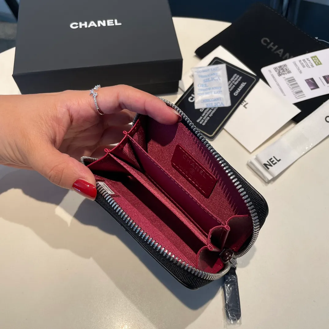 💰300😊 Upgraded version💋🆕 Ohanel new color🆕The latest zipper card holder, the texture of goatskin is invincible 😼The 19 series mainly promoted this season is the big rhombus, with a strong retro style👝Is there anyone who wants to buy each color🧸 The logo is eye-catching and unique, the goatskin has a light luster, and the temperament instantly ups and downs❣The fashionable style and style are also jointly created by Karl and Viard. The first series launched by the new artistic director will be a key recommendation of the brand from this year to next year, conveying the essence of the brand, with a full set of packaging 0945🍃size: 11.5*8cm