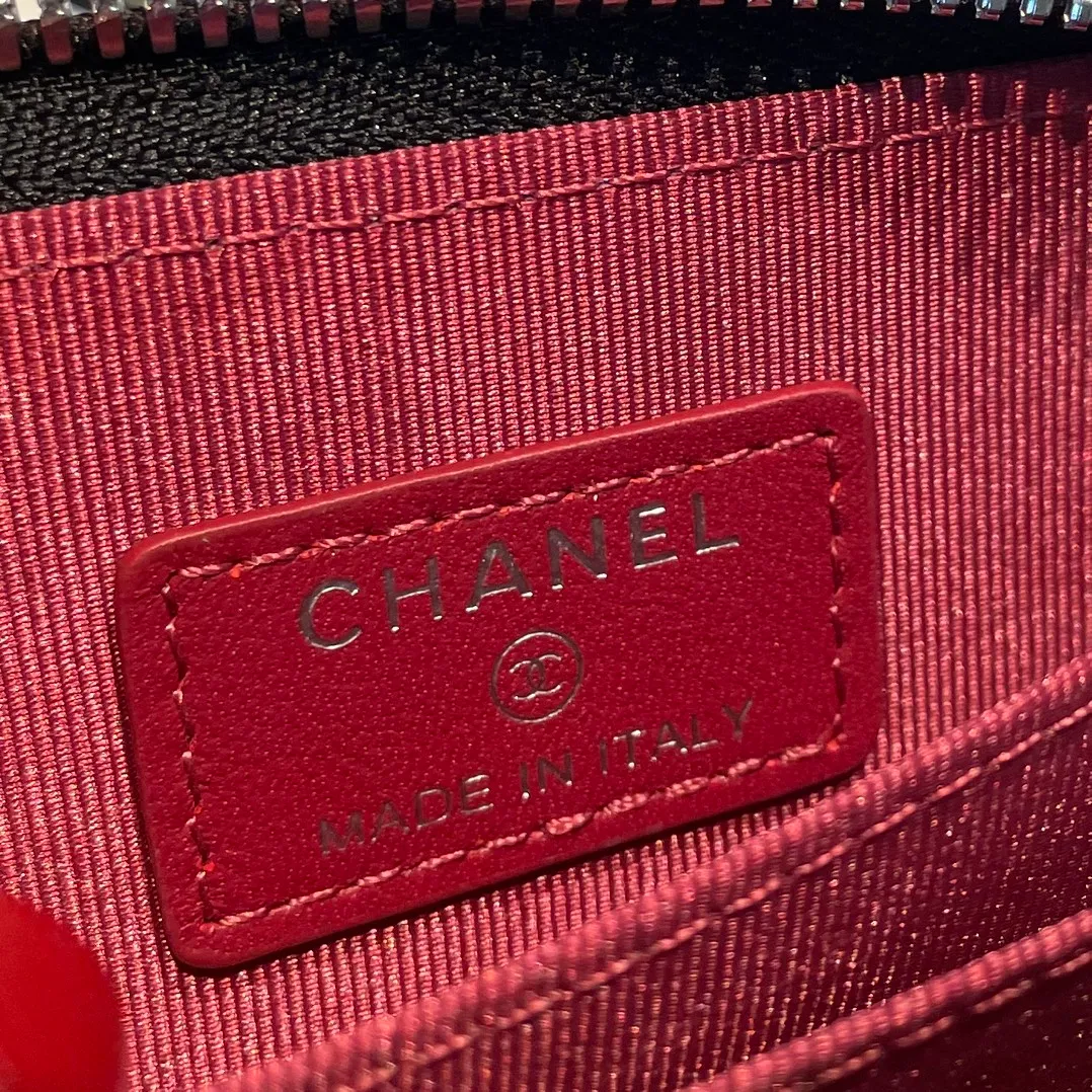 💰300😊 Upgraded version💋🆕 Ohanel new color🆕The latest zipper card holder, the texture of goatskin is invincible 😼The 19 series mainly promoted this season is the big rhombus, with a strong retro style👝Is there anyone who wants to buy each color🧸 The logo is eye-catching and unique, the goatskin has a light luster, and the temperament instantly ups and downs❣The fashionable style and style are also jointly created by Karl and Viard. The first series launched by the new artistic director will be a key recommendation of the brand from this year to next year, conveying the essence of the brand, with a full set of packaging 0945🍃size: 11.5*8cm