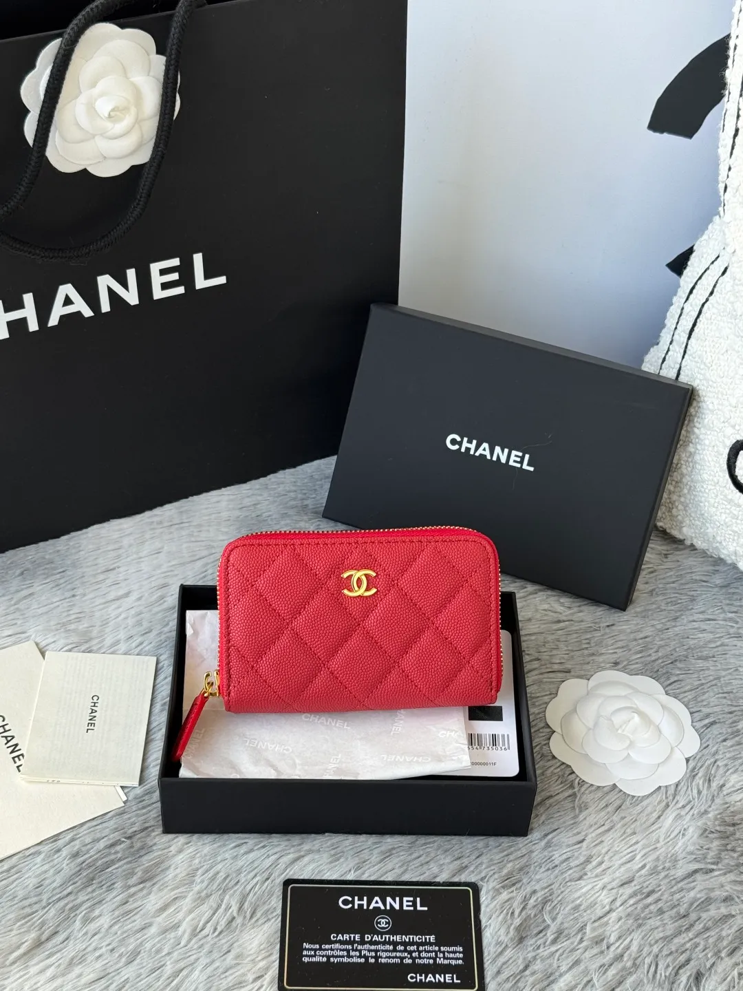 Medium size 💰360💰 finally arrived, chanel 25c oversized zipper bag with zipper inside. First place to eat melon. Large black gold cow coin purse with inner zipper. Made of caviar cowhide. Ginza sa is great. Enthusiastic and patient. I picked up a bunch of black gold card holders. There are several popular coin purses. I went for the L-shaped zipper coin purse. I tried it on the spot. My nails are a little difficult to insert cards. The 25c model is enlarged and looks great. The upgraded version is very practical. Buy it quickly! chanel25c chanel coin purse chanel card holder card holder recommended zipper coin purse chanel number: 3686 (0112) 25c size: 12*5cmx8cmx2cm