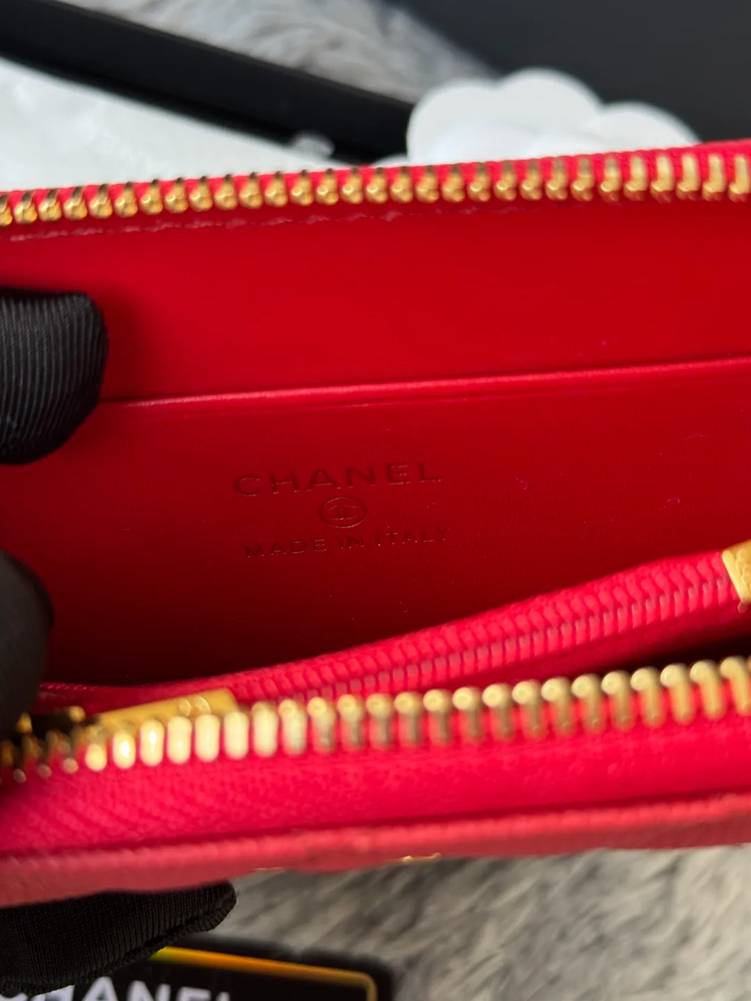 Medium size 💰360💰 finally arrived, chanel 25c oversized zipper bag with zipper inside. First place to eat melon. Large black gold cow coin purse with inner zipper. Made of caviar cowhide. Ginza sa is great. Enthusiastic and patient. I picked up a bunch of black gold card holders. There are several popular coin purses. I went for the L-shaped zipper coin purse. I tried it on the spot. My nails are a little difficult to insert cards. The 25c model is enlarged and looks great. The upgraded version is very practical. Buy it quickly! chanel25c chanel coin purse chanel card holder card holder recommended zipper coin purse chanel number: 3686 (0112) 25c size: 12*5cmx8cmx2cm