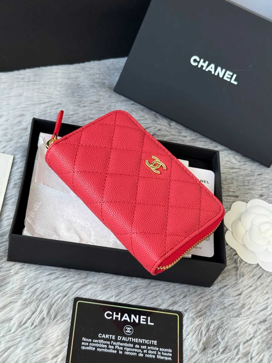 Medium size 💰360💰 finally arrived, chanel 25c oversized zipper bag with zipper inside. First place to eat melon. Large black gold cow coin purse with inner zipper. Made of caviar cowhide. Ginza sa is great. Enthusiastic and patient. I picked up a bunch of black gold card holders. There are several popular coin purses. I went for the L-shaped zipper coin purse. I tried it on the spot. My nails are a little difficult to insert cards. The 25c model is enlarged and looks great. The upgraded version is very practical. Buy it quickly! chanel25c chanel coin purse chanel card holder card holder recommended zipper coin purse chanel number: 3686 (0112) 25c size: 12*5cmx8cmx2cm