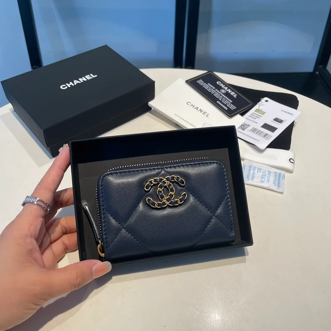 💰300😊 Upgraded version💋🆕 Ohanel new color🆕The latest zipper card holder, the texture of goatskin is invincible 😼The 19 series mainly promoted this season is the big rhombus, with a strong retro style👝Is there anyone who wants to buy each color🧸 The logo is eye-catching and unique, the goatskin has a light luster, and the temperament instantly ups and downs❣The fashionable style and style are also jointly created by Karl and Viard. The first series launched by the new artistic director will be a key recommendation of the brand from this year to next year, conveying the essence of the brand, with a full set of packaging 0945🍃size: 11.5*8cm