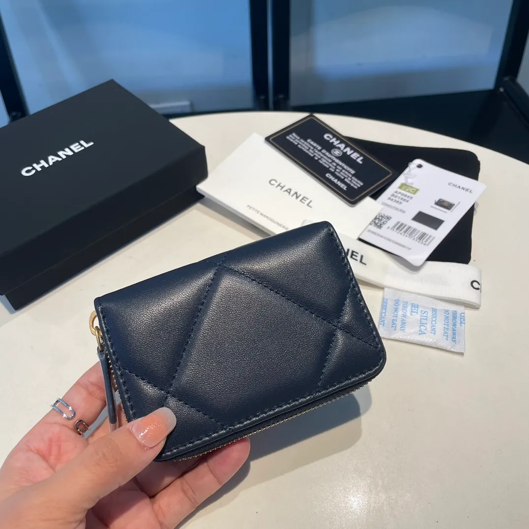 💰300😊 Upgraded version💋🆕 Ohanel new color🆕The latest zipper card holder, the texture of goatskin is invincible 😼The 19 series mainly promoted this season is the big rhombus, with a strong retro style👝Is there anyone who wants to buy each color🧸 The logo is eye-catching and unique, the goatskin has a light luster, and the temperament instantly ups and downs❣The fashionable style and style are also jointly created by Karl and Viard. The first series launched by the new artistic director will be a key recommendation of the brand from this year to next year, conveying the essence of the brand, with a full set of packaging 0945🍃size: 11.5*8cm