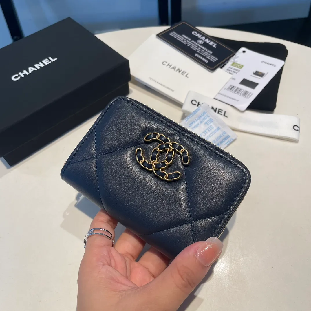 💰300😊 Upgraded version💋🆕 Ohanel new color🆕The latest zipper card holder, the texture of goatskin is invincible 😼The 19 series mainly promoted this season is the big rhombus, with a strong retro style👝Is there anyone who wants to buy each color🧸 The logo is eye-catching and unique, the goatskin has a light luster, and the temperament instantly ups and downs❣The fashionable style and style are also jointly created by Karl and Viard. The first series launched by the new artistic director will be a key recommendation of the brand from this year to next year, conveying the essence of the brand, with a full set of packaging 0945🍃size: 11.5*8cm