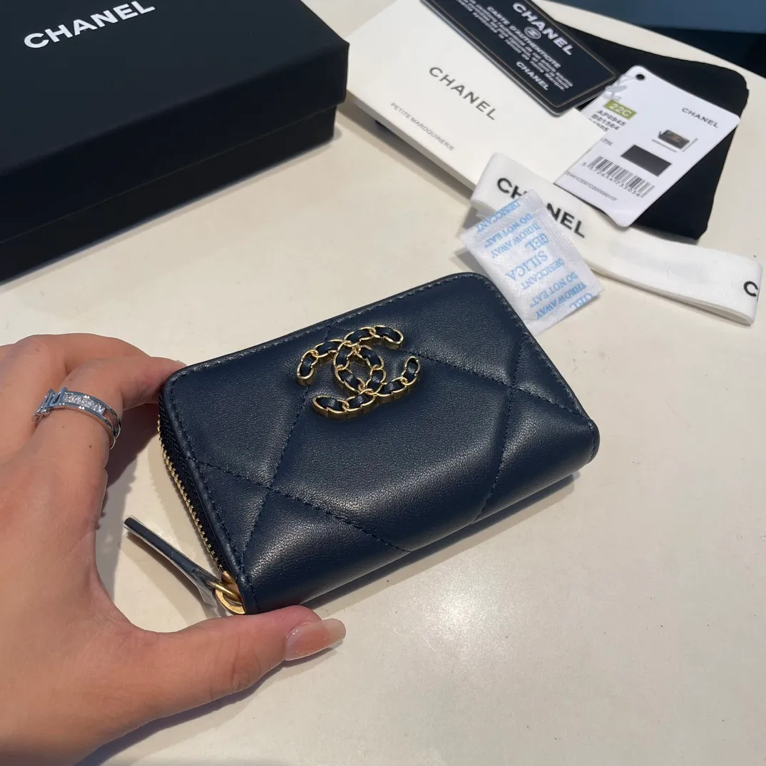 💰300😊 Upgraded version💋🆕 Ohanel new color🆕The latest zipper card holder, the texture of goatskin is invincible 😼The 19 series mainly promoted this season is the big rhombus, with a strong retro style👝Is there anyone who wants to buy each color🧸 The logo is eye-catching and unique, the goatskin has a light luster, and the temperament instantly ups and downs❣The fashionable style and style are also jointly created by Karl and Viard. The first series launched by the new artistic director will be a key recommendation of the brand from this year to next year, conveying the essence of the brand, with a full set of packaging 0945🍃size: 11.5*8cm
