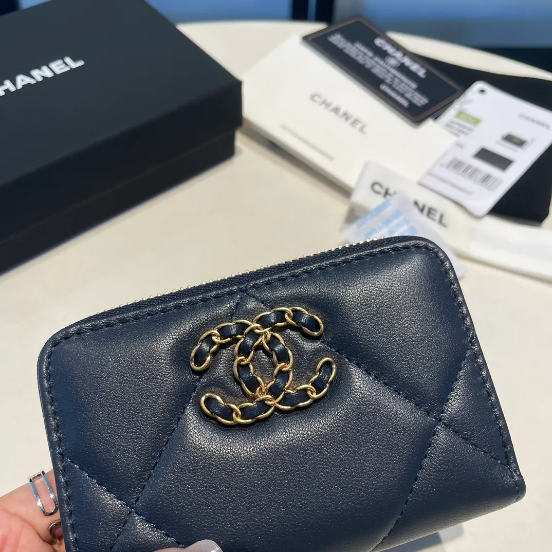 💰300😊 Upgraded version💋🆕 Ohanel new color🆕The latest zipper card holder, the texture of goatskin is invincible 😼The 19 series mainly promoted this season is the big rhombus, with a strong retro style👝Is there anyone who wants to buy each color🧸 The logo is eye-catching and unique, the goatskin has a light luster, and the temperament instantly ups and downs❣The fashionable style and style are also jointly created by Karl and Viard. The first series launched by the new artistic director will be a key recommendation of the brand from this year to next year, conveying the essence of the brand, with a full set of packaging 0945🍃size: 11.5*8cm