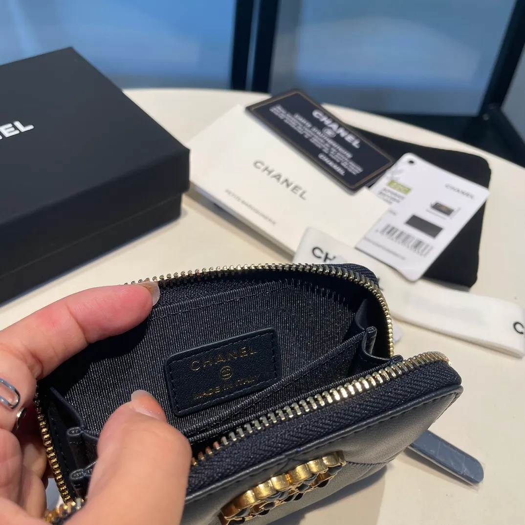 💰300😊 Upgraded version💋🆕 Ohanel new color🆕The latest zipper card holder, the texture of goatskin is invincible 😼The 19 series mainly promoted this season is the big rhombus, with a strong retro style👝Is there anyone who wants to buy each color🧸 The logo is eye-catching and unique, the goatskin has a light luster, and the temperament instantly ups and downs❣The fashionable style and style are also jointly created by Karl and Viard. The first series launched by the new artistic director will be a key recommendation of the brand from this year to next year, conveying the essence of the brand, with a full set of packaging 0945🍃size: 11.5*8cm