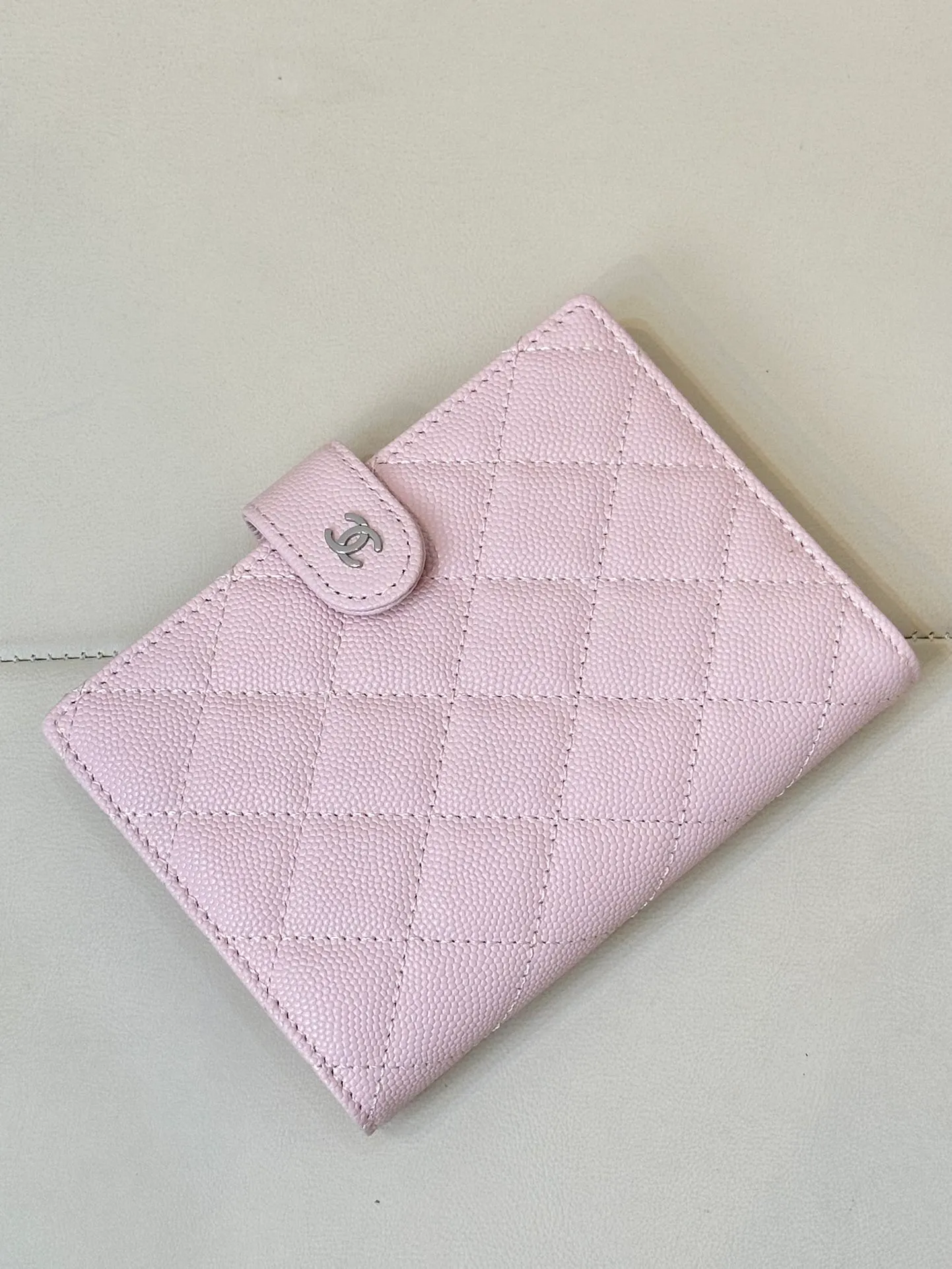 96066 Classic small fragrance passport holder! zg’s latest passport holder, you no longer need to carry your passport naked! A good-looking passport holder is not only practical, but also shows your personality, reflecting your personal taste and perception of life! This is something that everyone needs and can be obtained with almost no hesitation! The classic fragrant granny rhombus style, each grid is full, all the hardware zipper details are the same as those at the counter, very powerful details, impeccable workmanship, insisting on high quality, and the design is also very powerful. It also comes with a card slot inside, where you can put your passport and ID card. All kinds of cards can be used, very convenient and practical. Size: 14/10cm