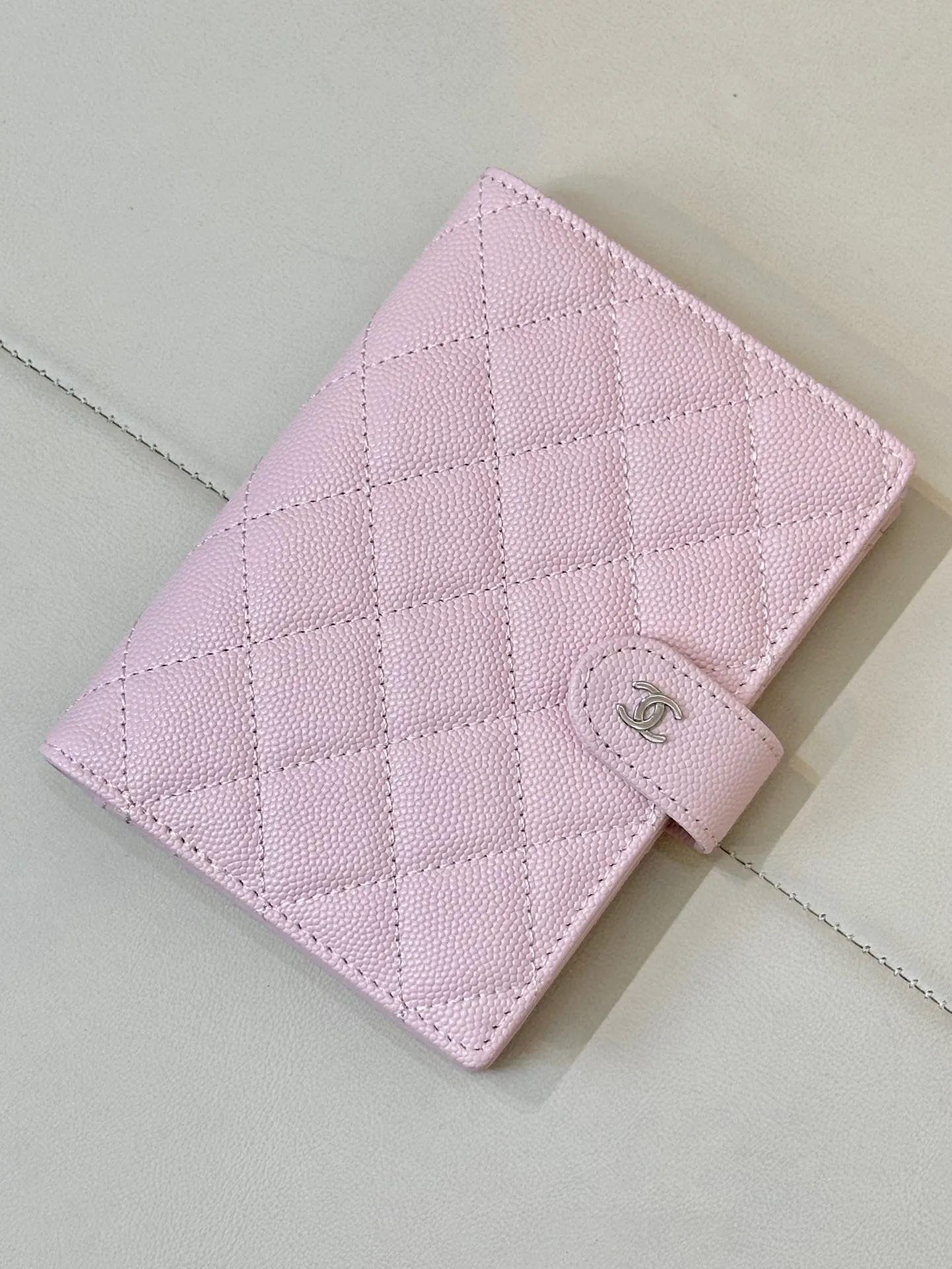 96066 Classic small fragrance passport holder! zg’s latest passport holder, you no longer need to carry your passport naked! A good-looking passport holder is not only practical, but also shows your personality, reflecting your personal taste and perception of life! This is something that everyone needs and can be obtained with almost no hesitation! The classic fragrant granny rhombus style, each grid is full, all the hardware zipper details are the same as those at the counter, very powerful details, impeccable workmanship, insisting on high quality, and the design is also very powerful. It also comes with a card slot inside, where you can put your passport and ID card. All kinds of cards can be used, very convenient and practical. Size: 14/10cm