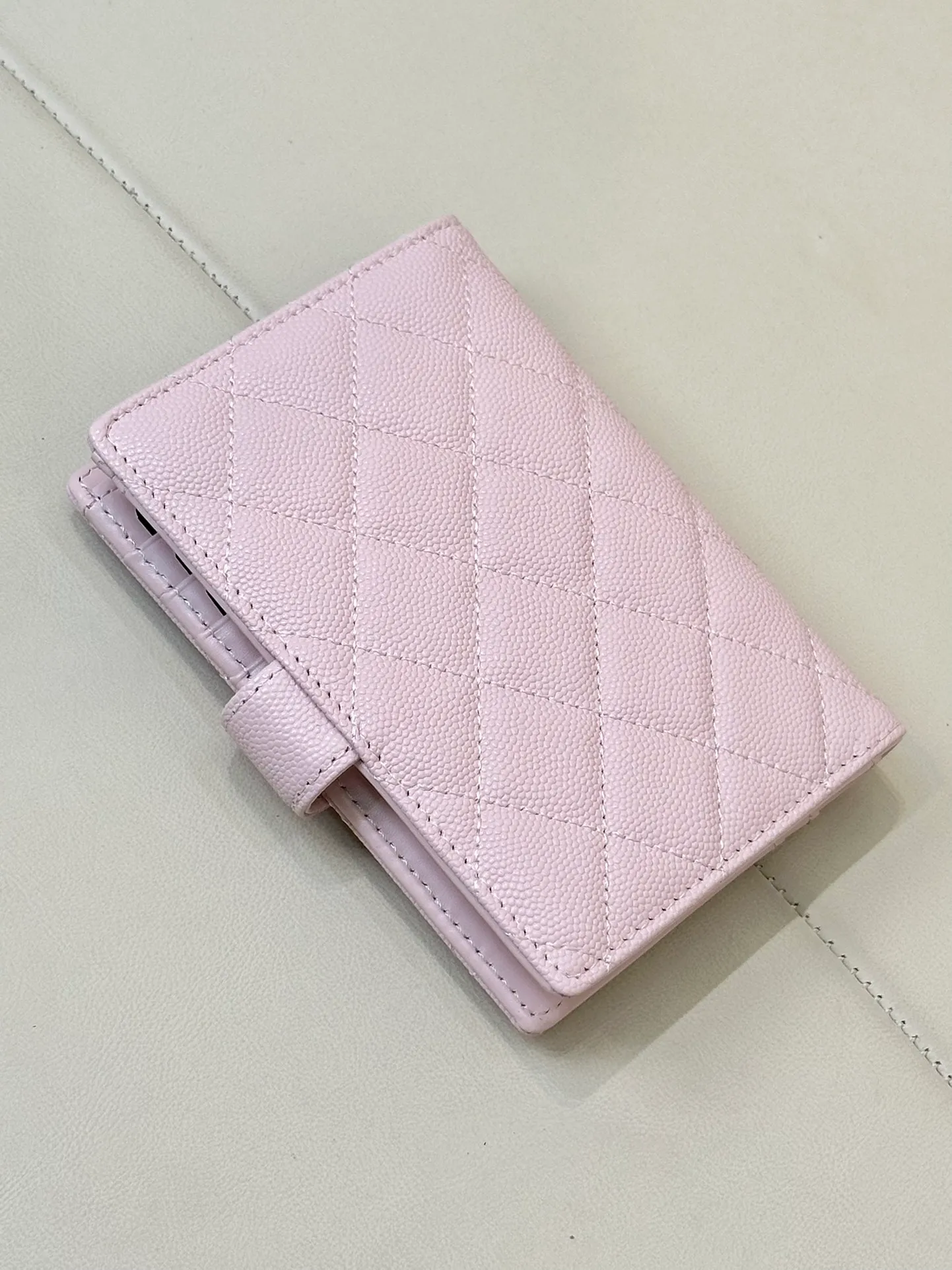96066 Classic small fragrance passport holder! zg’s latest passport holder, you no longer need to carry your passport naked! A good-looking passport holder is not only practical, but also shows your personality, reflecting your personal taste and perception of life! This is something that everyone needs and can be obtained with almost no hesitation! The classic fragrant granny rhombus style, each grid is full, all the hardware zipper details are the same as those at the counter, very powerful details, impeccable workmanship, insisting on high quality, and the design is also very powerful. It also comes with a card slot inside, where you can put your passport and ID card. All kinds of cards can be used, very convenient and practical. Size: 14/10cm