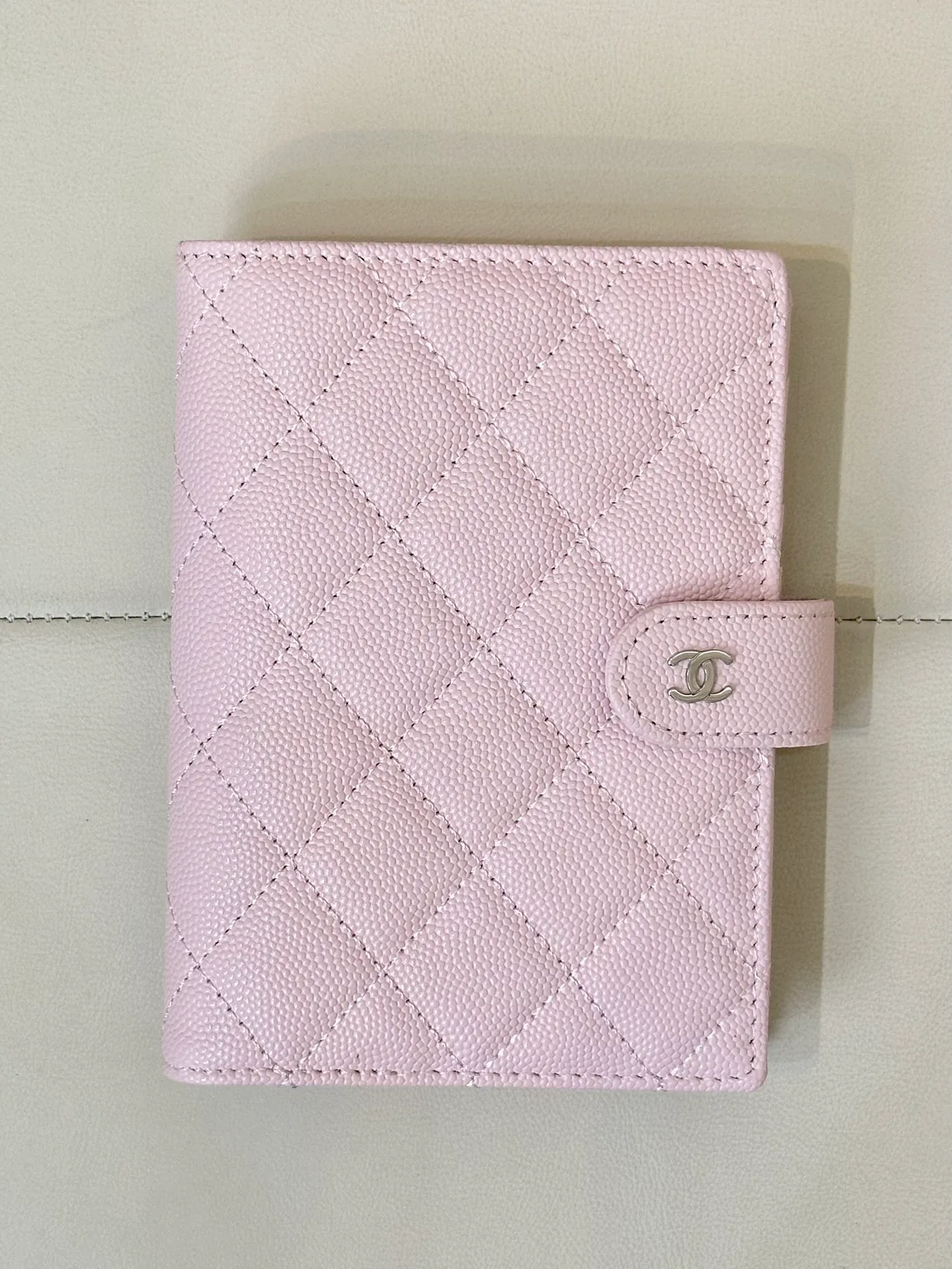 96066 Classic small fragrance passport holder! zg’s latest passport holder, you no longer need to carry your passport naked! A good-looking passport holder is not only practical, but also shows your personality, reflecting your personal taste and perception of life! This is something that everyone needs and can be obtained with almost no hesitation! The classic fragrant granny rhombus style, each grid is full, all the hardware zipper details are the same as those at the counter, very powerful details, impeccable workmanship, insisting on high quality, and the design is also very powerful. It also comes with a card slot inside, where you can put your passport and ID card. All kinds of cards can be used, very convenient and practical. Size: 14/10cm