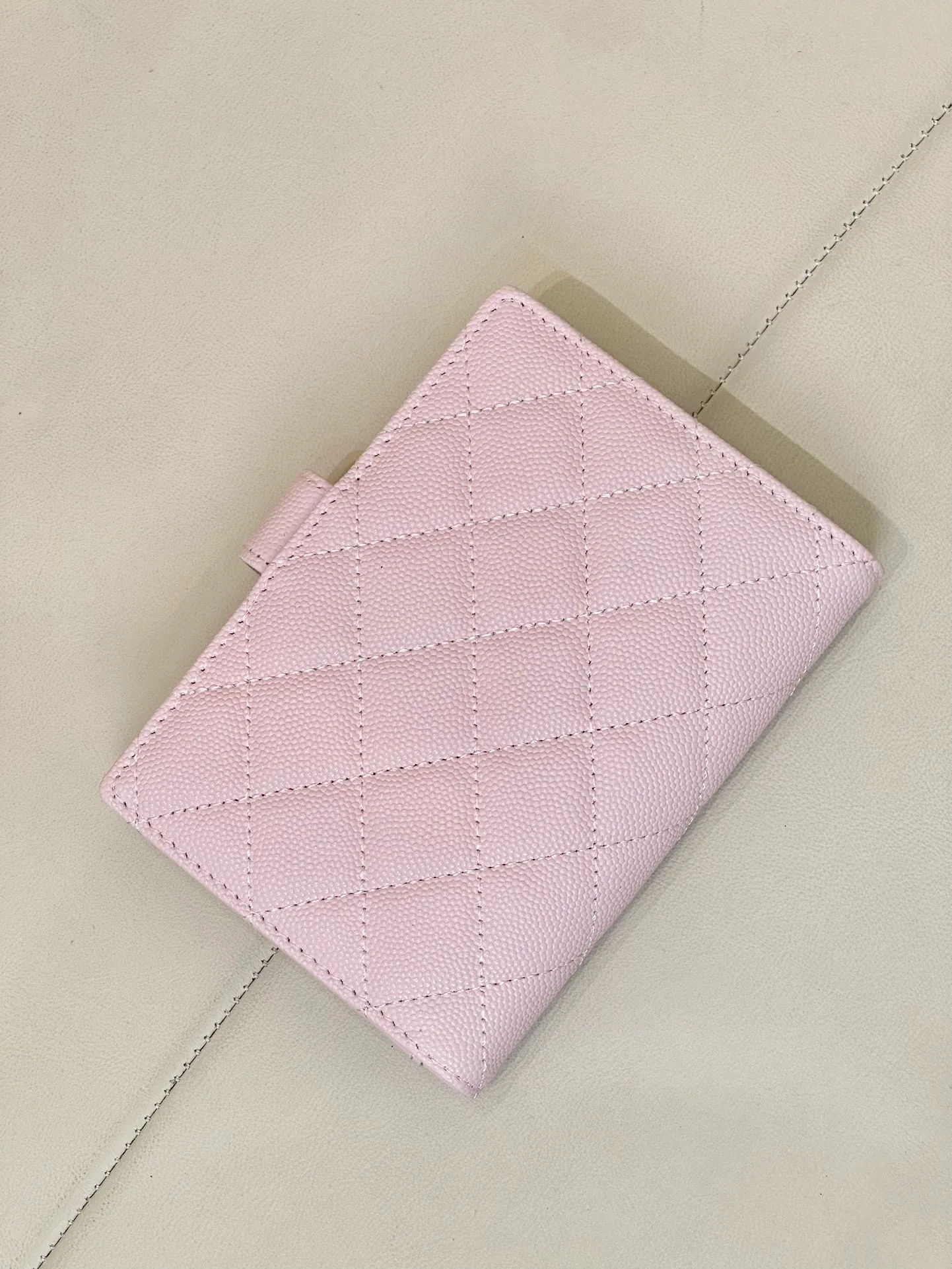 96066 Classic small fragrance passport holder! zg’s latest passport holder, you no longer need to carry your passport naked! A good-looking passport holder is not only practical, but also shows your personality, reflecting your personal taste and perception of life! This is something that everyone needs and can be obtained with almost no hesitation! The classic fragrant granny rhombus style, each grid is full, all the hardware zipper details are the same as those at the counter, very powerful details, impeccable workmanship, insisting on high quality, and the design is also very powerful. It also comes with a card slot inside, where you can put your passport and ID card. All kinds of cards can be used, very convenient and practical. Size: 14/10cm