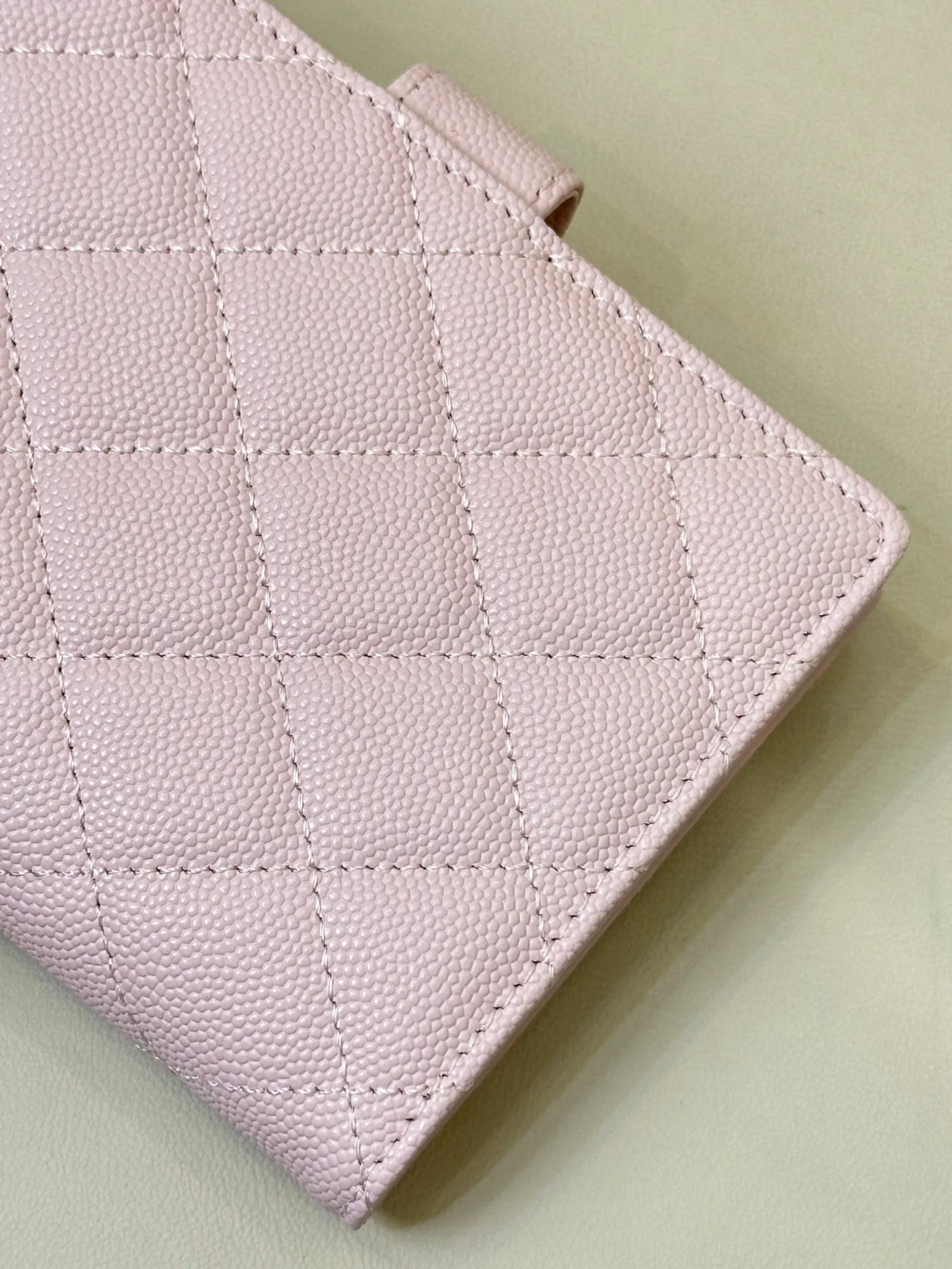 96066 Classic small fragrance passport holder! zg’s latest passport holder, you no longer need to carry your passport naked! A good-looking passport holder is not only practical, but also shows your personality, reflecting your personal taste and perception of life! This is something that everyone needs and can be obtained with almost no hesitation! The classic fragrant granny rhombus style, each grid is full, all the hardware zipper details are the same as those at the counter, very powerful details, impeccable workmanship, insisting on high quality, and the design is also very powerful. It also comes with a card slot inside, where you can put your passport and ID card. All kinds of cards can be used, very convenient and practical. Size: 14/10cm