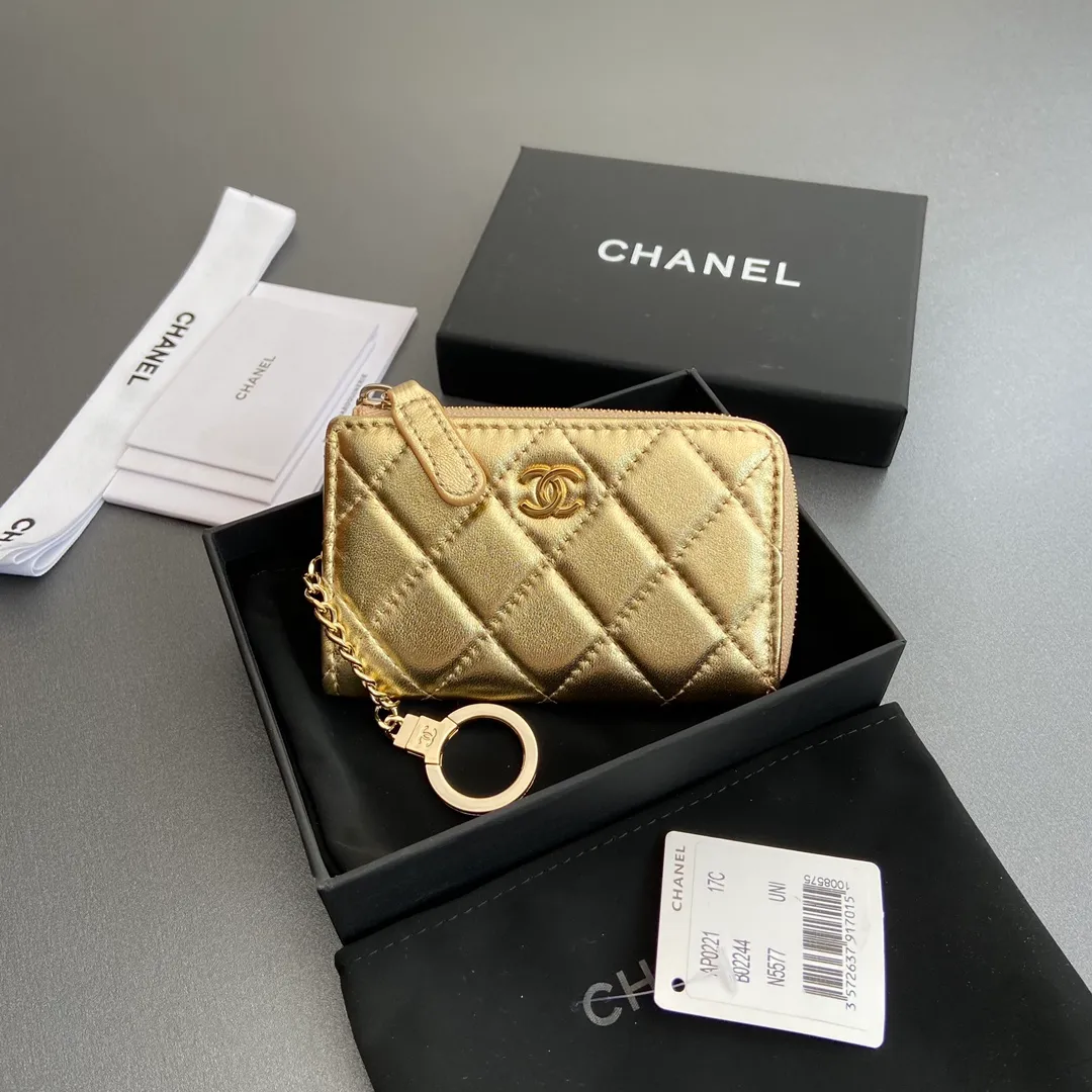 [Special grade hardware original leather] 💰320 Xiaoxiang small zipper bag card holder series Hook chain quilted card holder with iconic metal logo Gold tone metal hardware, special Italian imported leather 1 card slot wallet bag, 1 hook chain Number: 0221 Golden Sheep Gold Size: w11.5×h7.5×1.5cm