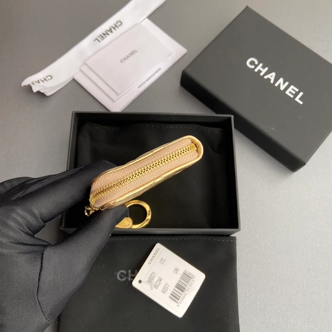 [Special grade hardware original leather] 💰320 Xiaoxiang small zipper bag card holder series Hook chain quilted card holder with iconic metal logo Gold tone metal hardware, special Italian imported leather 1 card slot wallet bag, 1 hook chain Number: 0221 Golden Sheep Gold Size: w11.5×h7.5×1.5cm