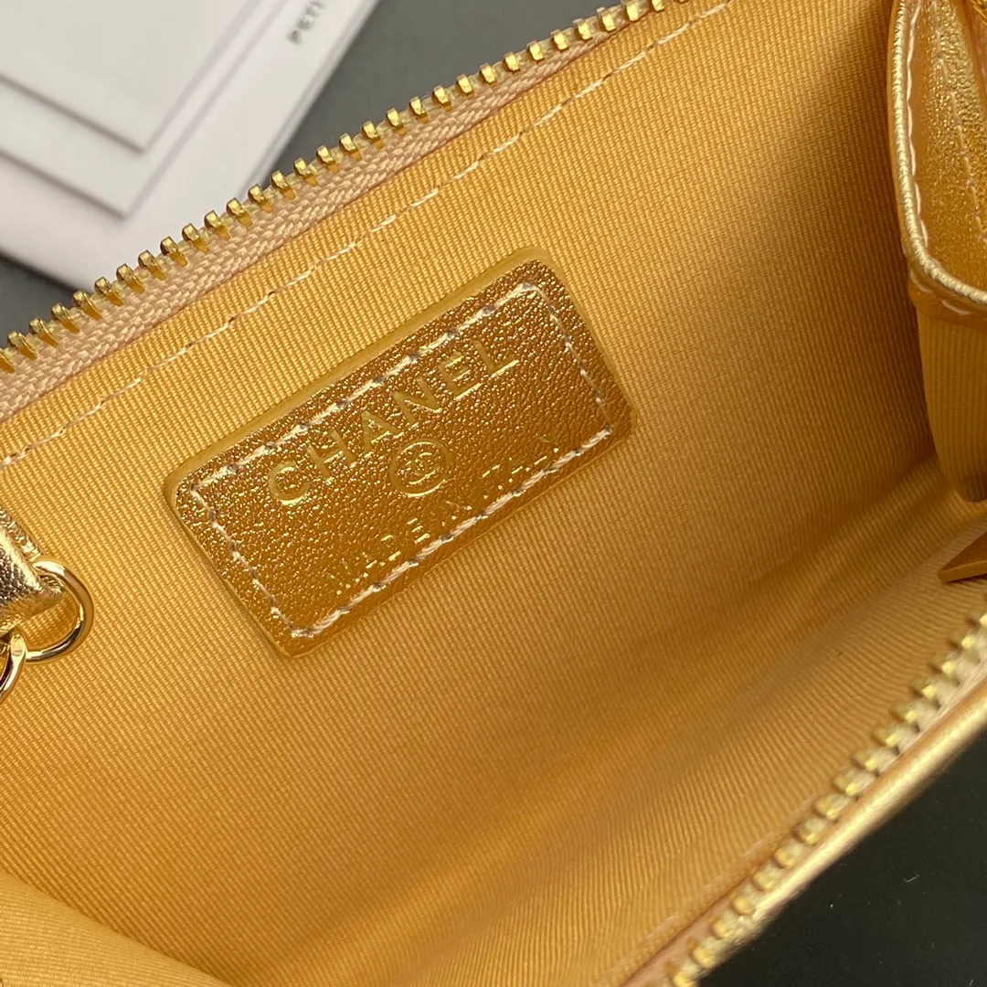 [Special grade hardware original leather] 💰320 Xiaoxiang small zipper bag card holder series Hook chain quilted card holder with iconic metal logo Gold tone metal hardware, special Italian imported leather 1 card slot wallet bag, 1 hook chain Number: 0221 Golden Sheep Gold Size: w11.5×h7.5×1.5cm