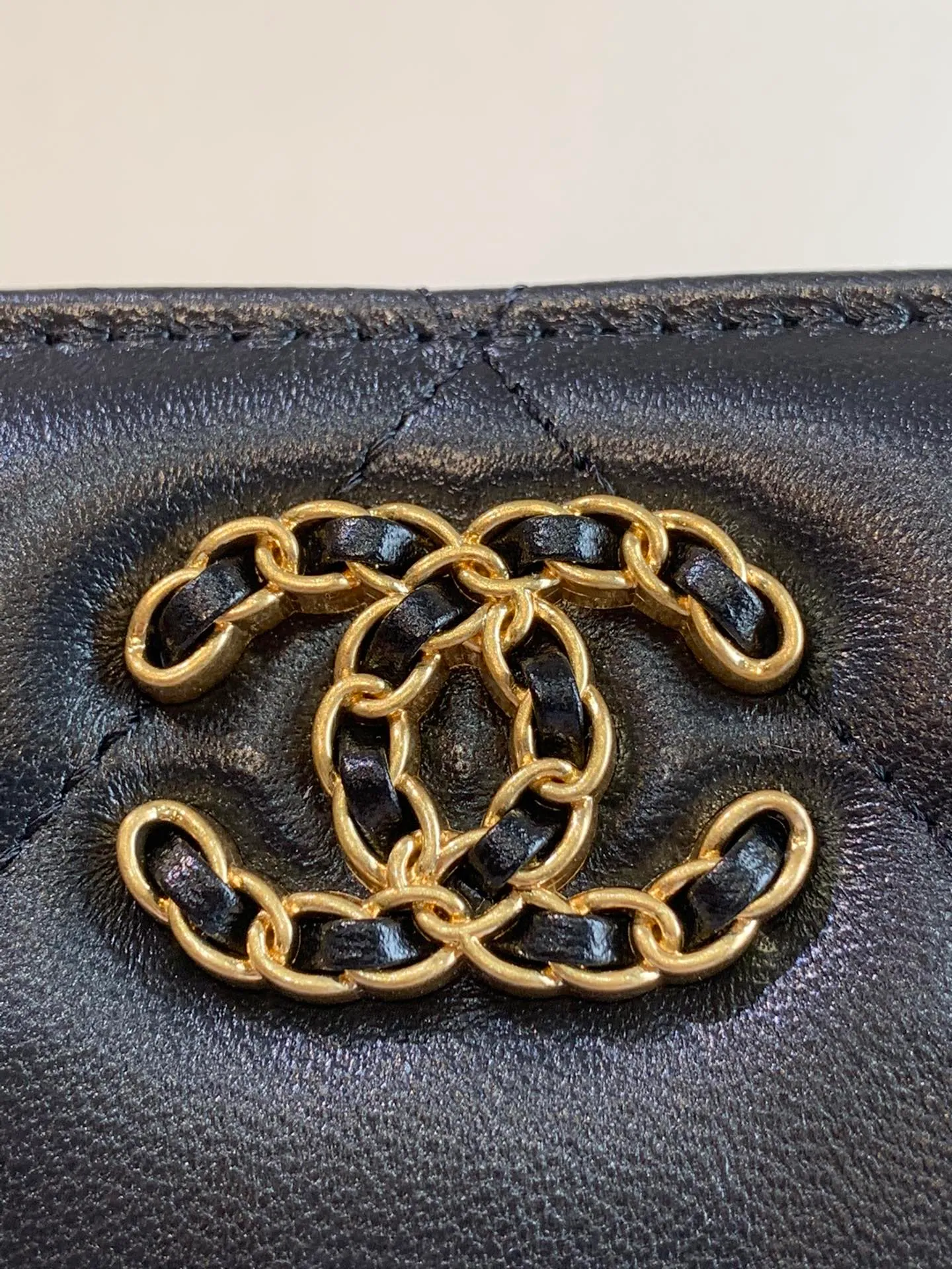 The 0957 bag is made of shiny lambskin with a metal leather chain. The iconic double C logo design of the 19 series: one side C is a leather woven metal chain, and the other side C is a gold-plated carving. The combination is like a unique work of art embellishment!