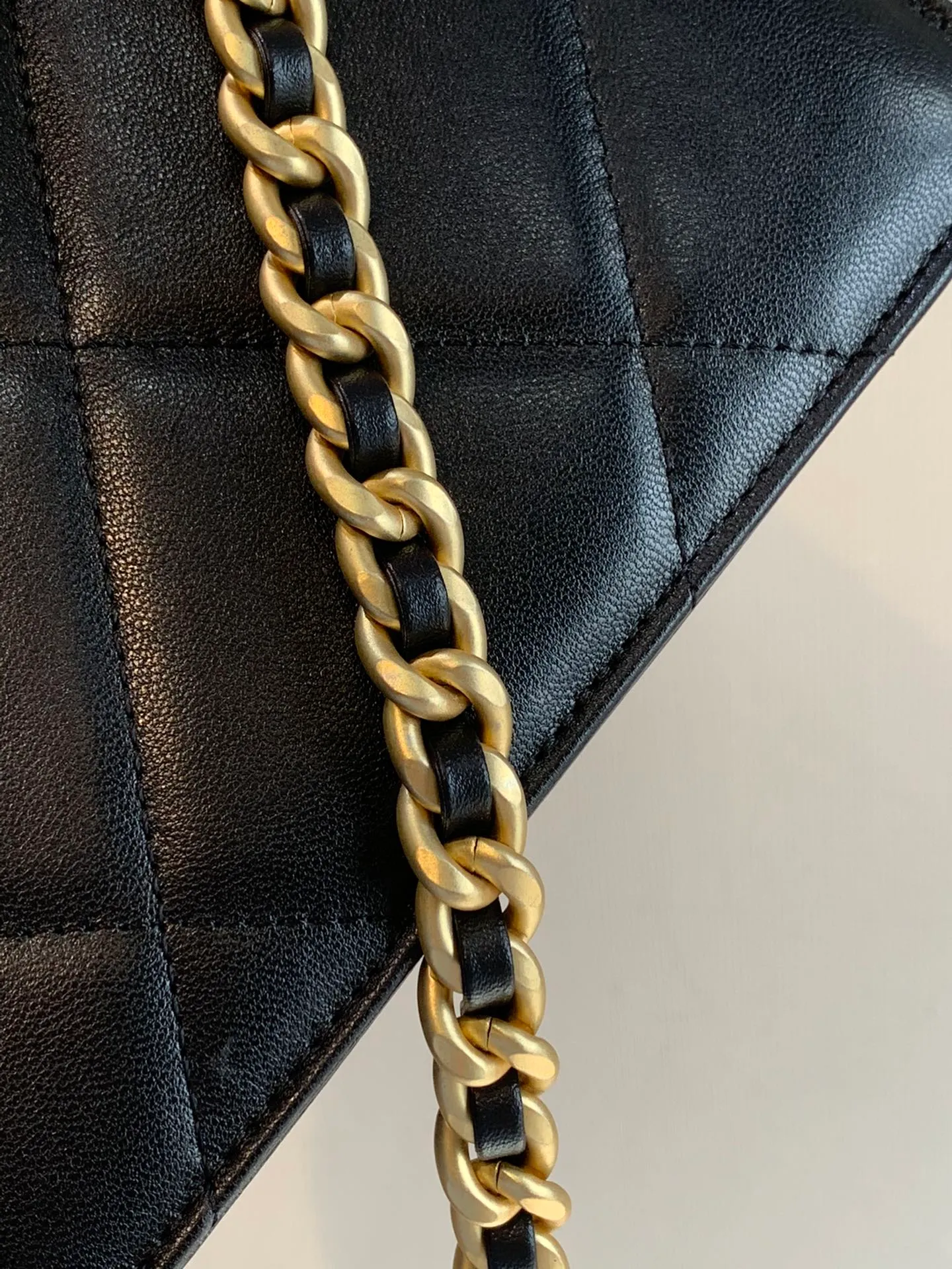 The 0957 bag is made of shiny lambskin with a metal leather chain. The iconic double C logo design of the 19 series: one side C is a leather woven metal chain, and the other side C is a gold-plated carving. The combination is like a unique work of art embellishment!