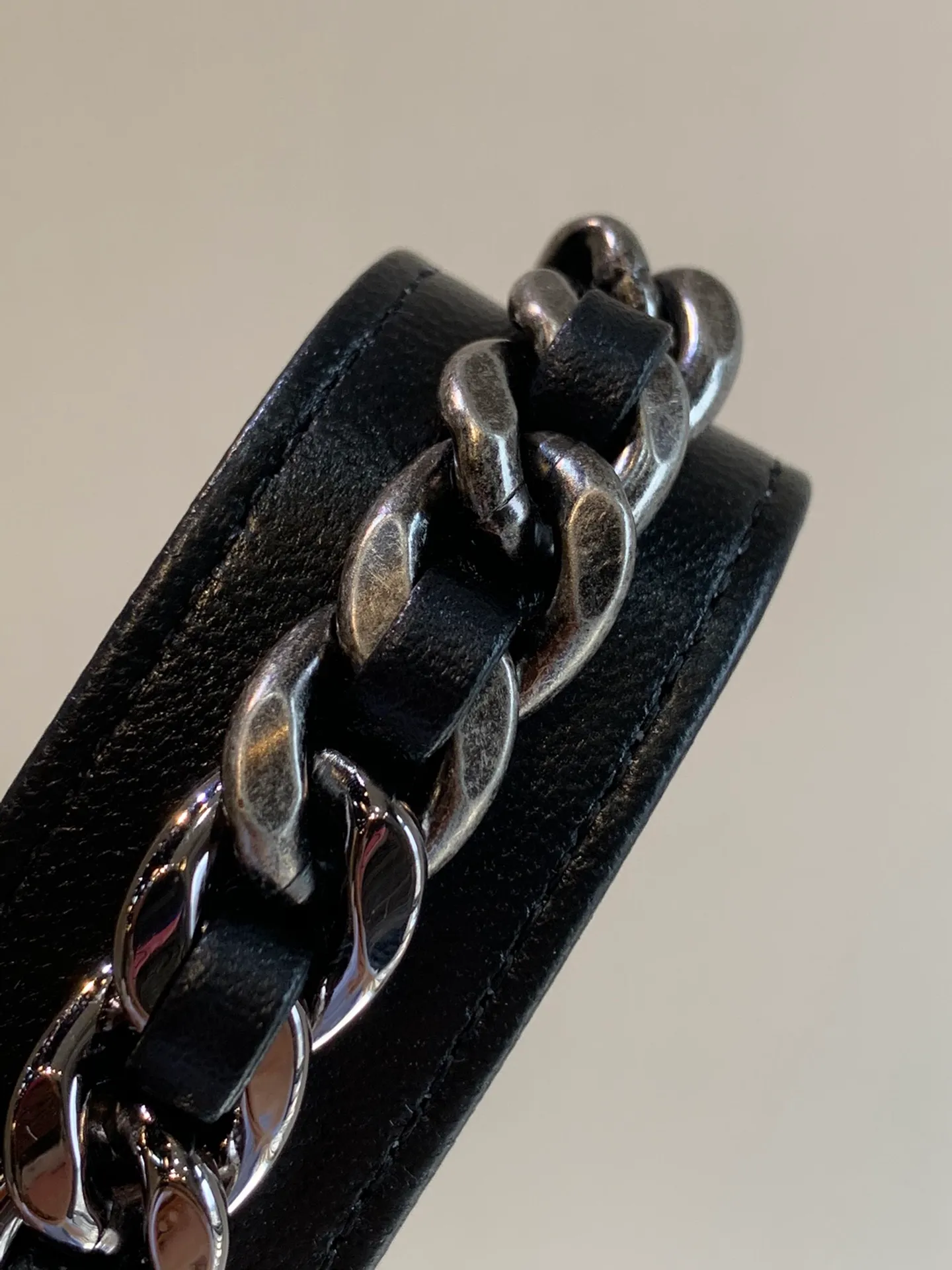 The 0957 bag is made of shiny lambskin with a metal leather chain. The iconic double C logo design of the 19 series: one side C is a leather woven metal chain, and the other side C is a gold-plated carving. The combination is like a unique work of art embellishment!