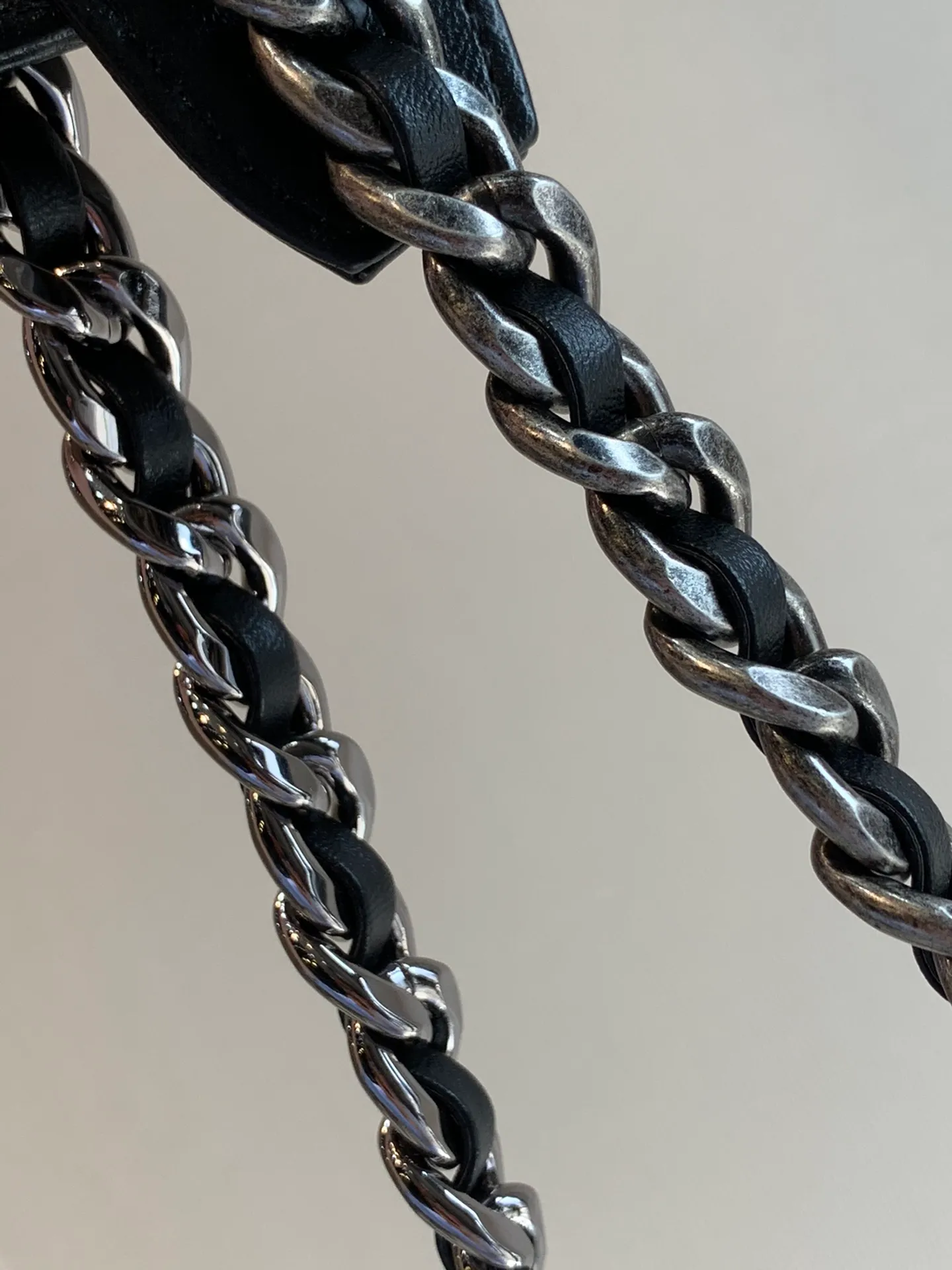 The 0957 bag is made of shiny lambskin with a metal leather chain. The iconic double C logo design of the 19 series: one side C is a leather woven metal chain, and the other side C is a gold-plated carving. The combination is like a unique work of art embellishment!