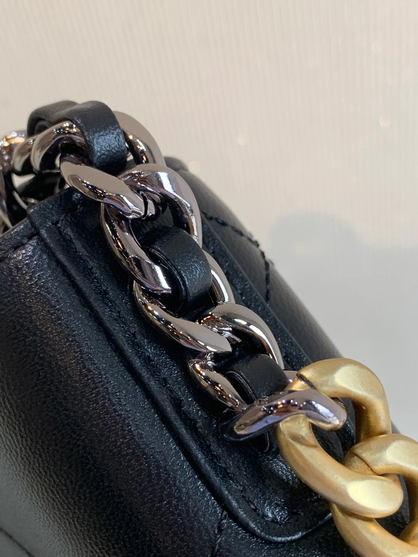 The 0957 bag is made of shiny lambskin with a metal leather chain. The iconic double C logo design of the 19 series: one side C is a leather woven metal chain, and the other side C is a gold-plated carving. The combination is like a unique work of art embellishment!