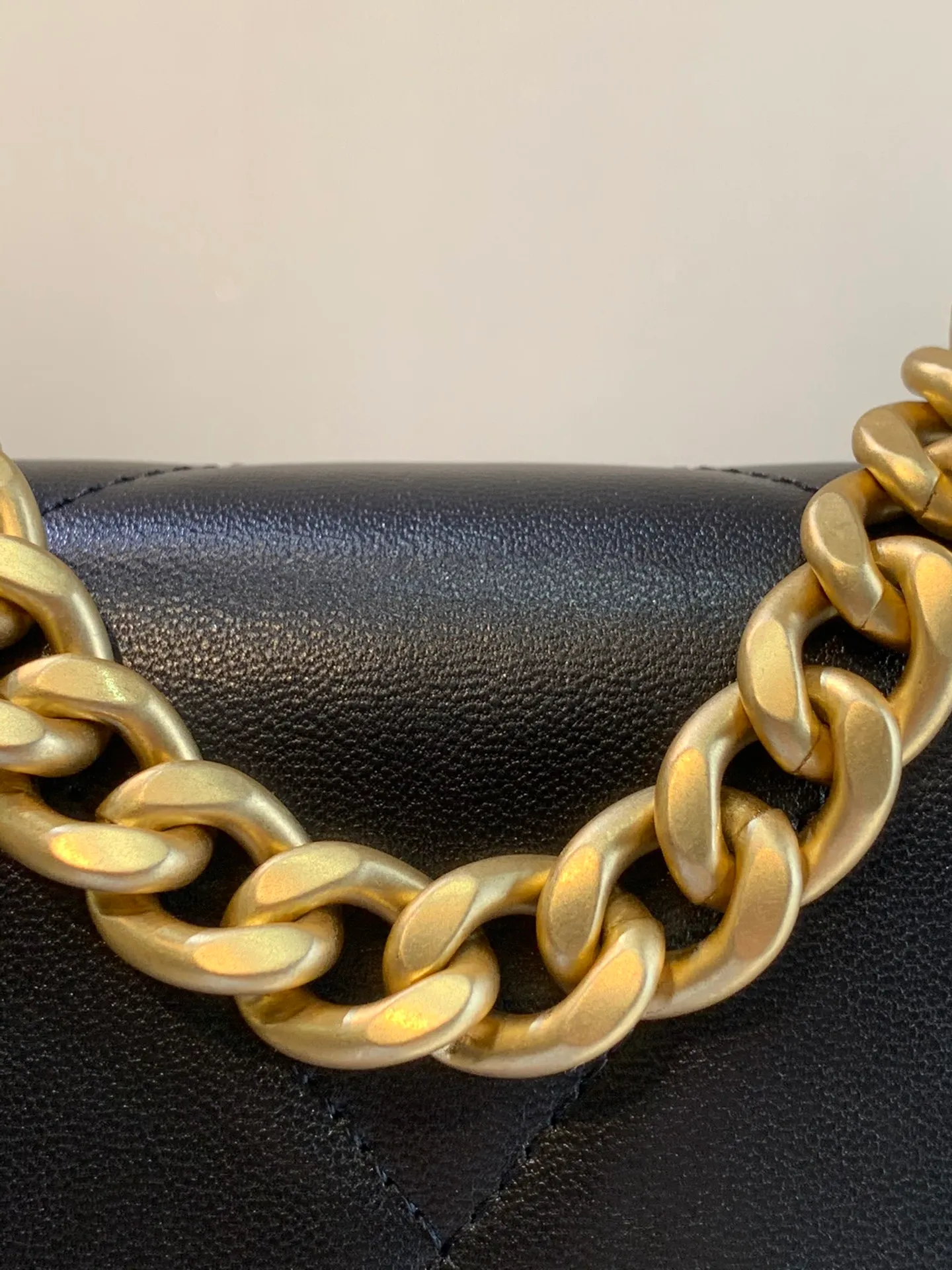 The 0957 bag is made of shiny lambskin with a metal leather chain. The iconic double C logo design of the 19 series: one side C is a leather woven metal chain, and the other side C is a gold-plated carving. The combination is like a unique work of art embellishment!