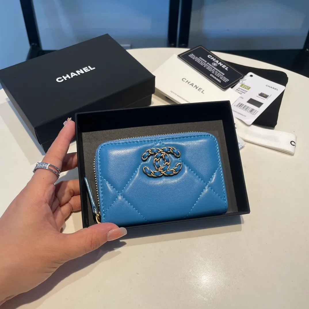 💰300😊 Upgraded version💋🆕 Ohanel new color🆕The latest zipper card holder, the texture of goatskin is invincible 😼The 19 series mainly promoted this season is the big rhombus, with a strong retro style👝Is there anyone who wants to buy each color🧸 The logo is eye-catching and unique, the goatskin has a light luster, and the temperament instantly ups and downs❣The fashionable style and style are also jointly created by Karl and Viard. The first series launched by the new artistic director will be a key recommendation of the brand from this year to next year, conveying the essence of the brand, with a full set of packaging 0945🍃size: 11.5*8cm