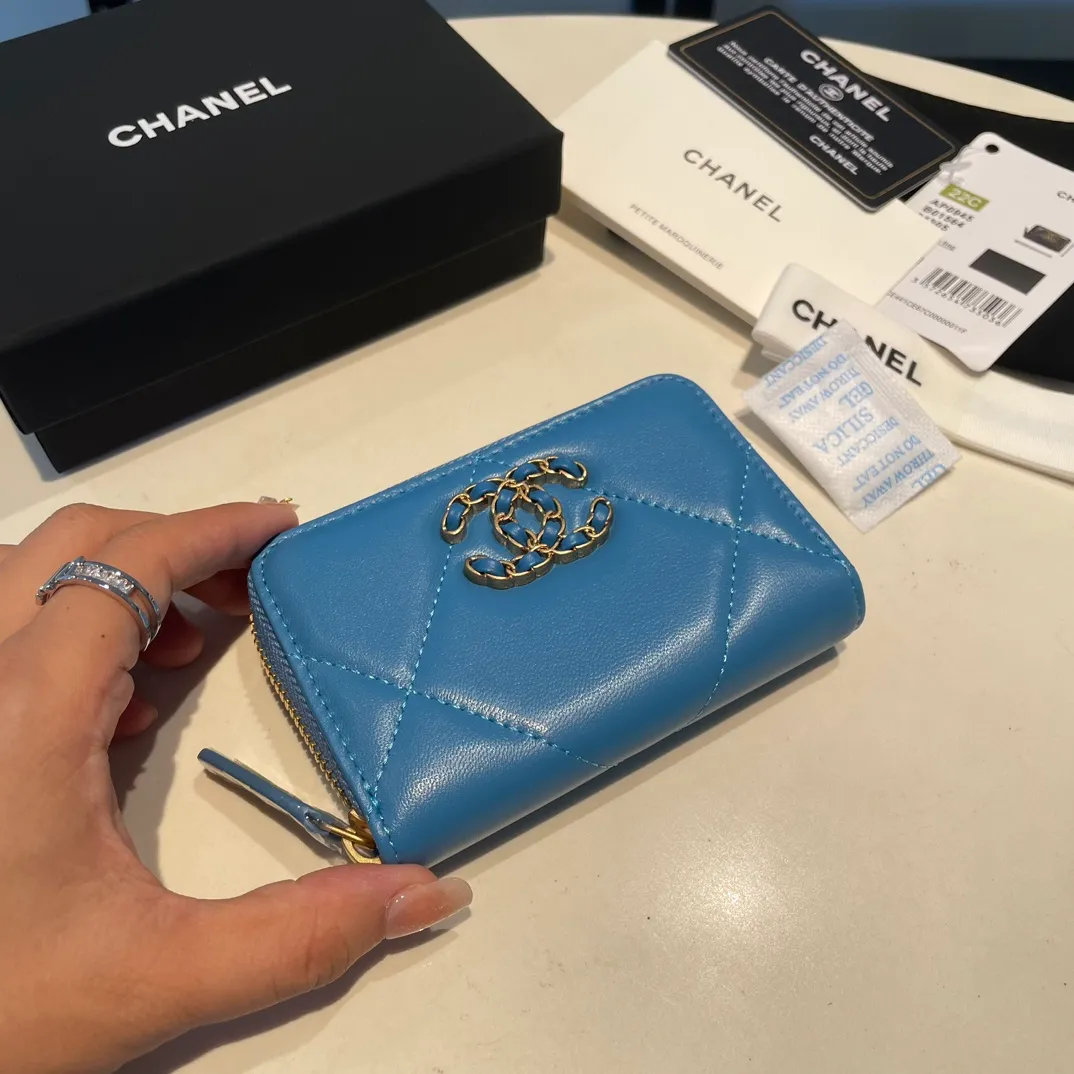 💰300😊 Upgraded version💋🆕 Ohanel new color🆕The latest zipper card holder, the texture of goatskin is invincible 😼The 19 series mainly promoted this season is the big rhombus, with a strong retro style👝Is there anyone who wants to buy each color🧸 The logo is eye-catching and unique, the goatskin has a light luster, and the temperament instantly ups and downs❣The fashionable style and style are also jointly created by Karl and Viard. The first series launched by the new artistic director will be a key recommendation of the brand from this year to next year, conveying the essence of the brand, with a full set of packaging 0945🍃size: 11.5*8cm