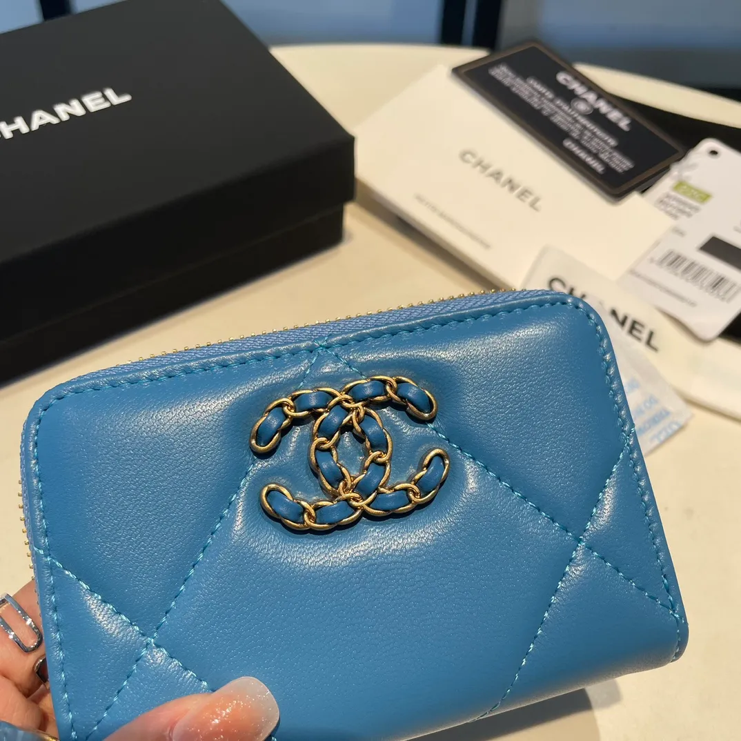 💰300😊 Upgraded version💋🆕 Ohanel new color🆕The latest zipper card holder, the texture of goatskin is invincible 😼The 19 series mainly promoted this season is the big rhombus, with a strong retro style👝Is there anyone who wants to buy each color🧸 The logo is eye-catching and unique, the goatskin has a light luster, and the temperament instantly ups and downs❣The fashionable style and style are also jointly created by Karl and Viard. The first series launched by the new artistic director will be a key recommendation of the brand from this year to next year, conveying the essence of the brand, with a full set of packaging 0945🍃size: 11.5*8cm