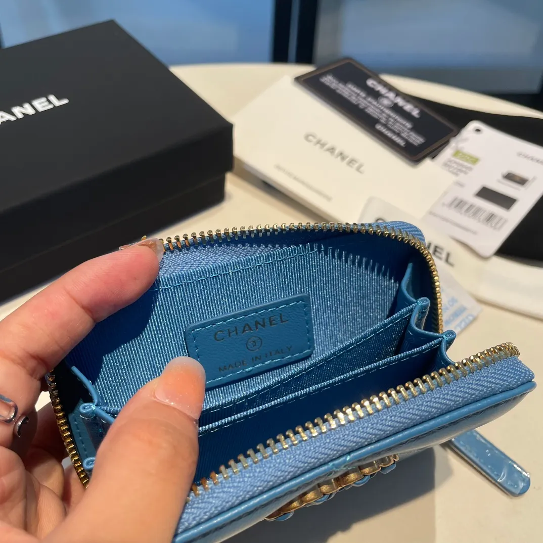 💰300😊 Upgraded version💋🆕 Ohanel new color🆕The latest zipper card holder, the texture of goatskin is invincible 😼The 19 series mainly promoted this season is the big rhombus, with a strong retro style👝Is there anyone who wants to buy each color🧸 The logo is eye-catching and unique, the goatskin has a light luster, and the temperament instantly ups and downs❣The fashionable style and style are also jointly created by Karl and Viard. The first series launched by the new artistic director will be a key recommendation of the brand from this year to next year, conveying the essence of the brand, with a full set of packaging 0945🍃size: 11.5*8cm