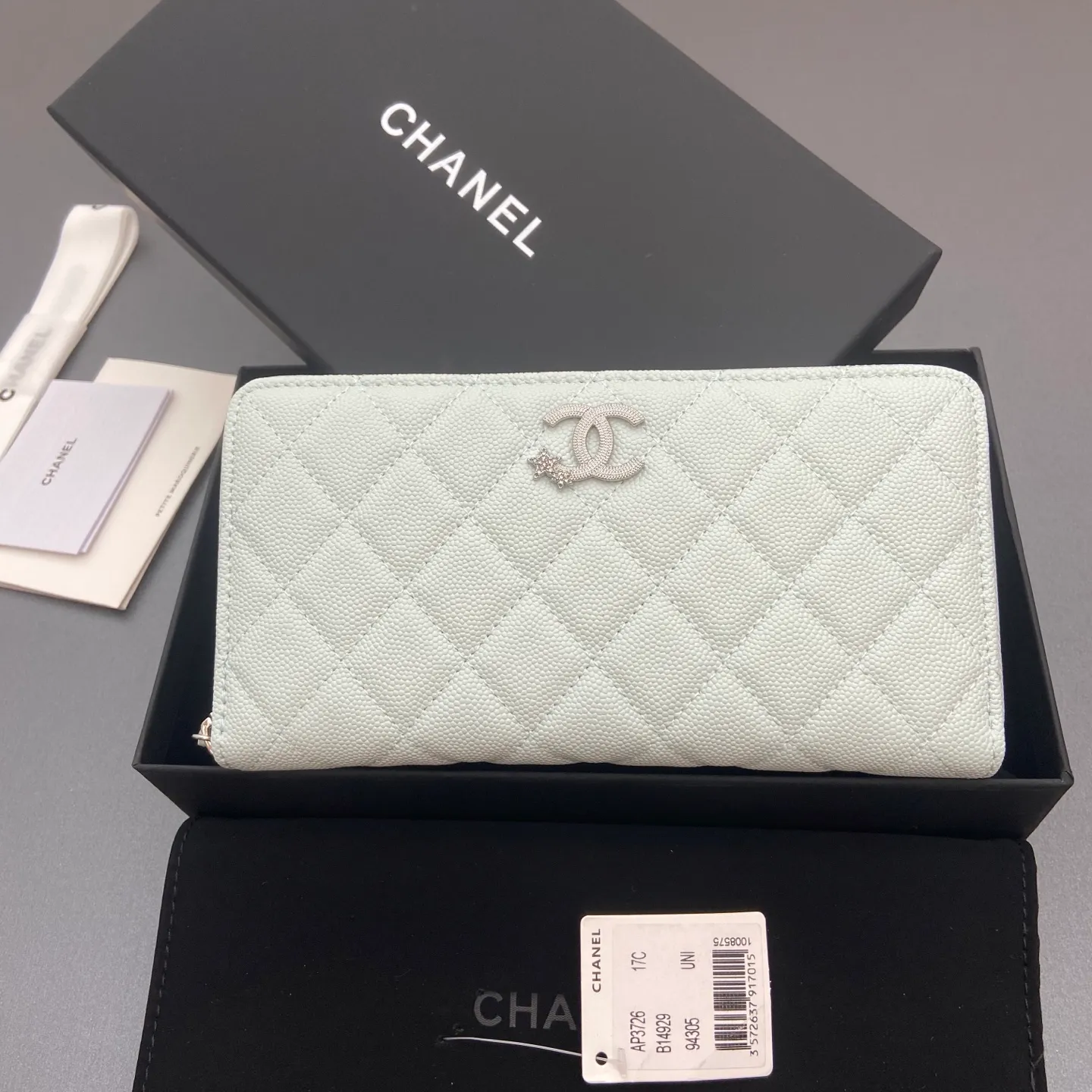 25b new series caviar cowhide with stars ⭐logo shiny blingblibg~zipper bag series light blue fine ball pattern silver star hardware 12 card slots, two banknote compartments two compartments, 1 zipper bag Price: 250 No.: 3726 Size: w19×h10×d3cm