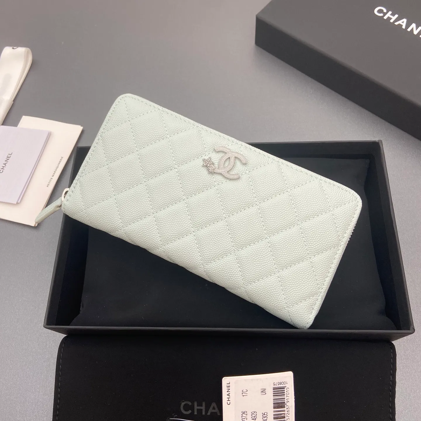 25b new series caviar cowhide with stars ⭐logo shiny blingblibg~zipper bag series light blue fine ball pattern silver star hardware 12 card slots, two banknote compartments two compartments, 1 zipper bag Price: 250 No.: 3726 Size: w19×h10×d3cm