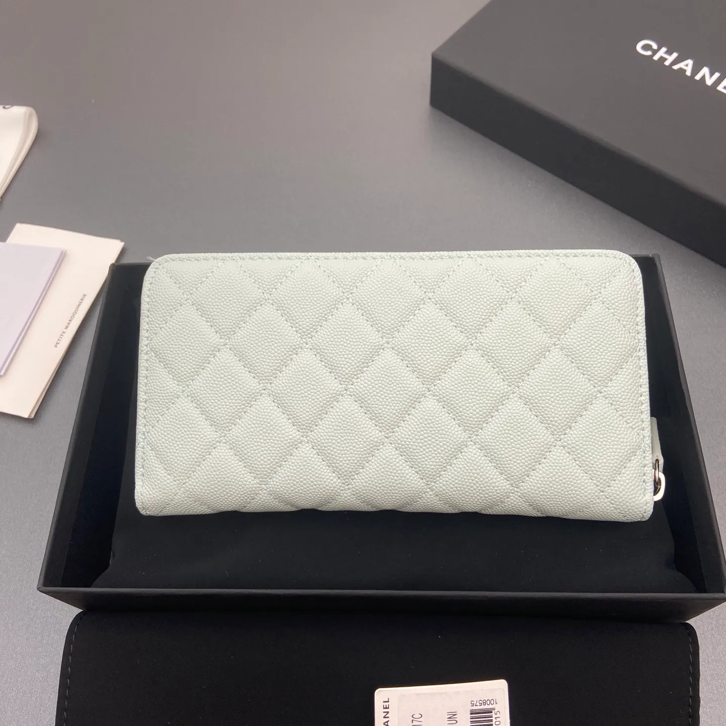 25b new series caviar cowhide with stars ⭐logo shiny blingblibg~zipper bag series light blue fine ball pattern silver star hardware 12 card slots, two banknote compartments two compartments, 1 zipper bag Price: 250 No.: 3726 Size: w19×h10×d3cm