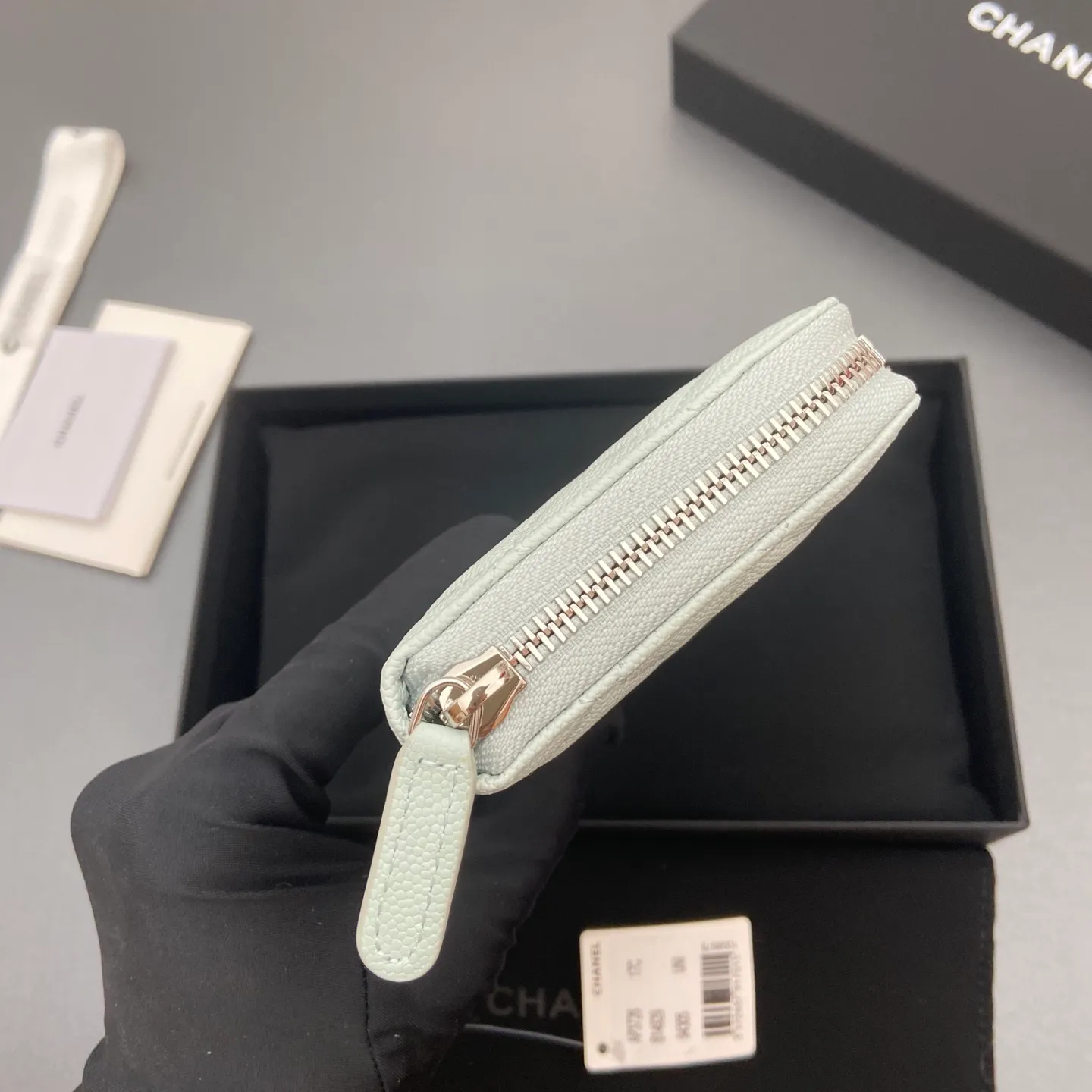 25b new series caviar cowhide with stars ⭐logo shiny blingblibg~zipper bag series light blue fine ball pattern silver star hardware 12 card slots, two banknote compartments two compartments, 1 zipper bag Price: 250 No.: 3726 Size: w19×h10×d3cm