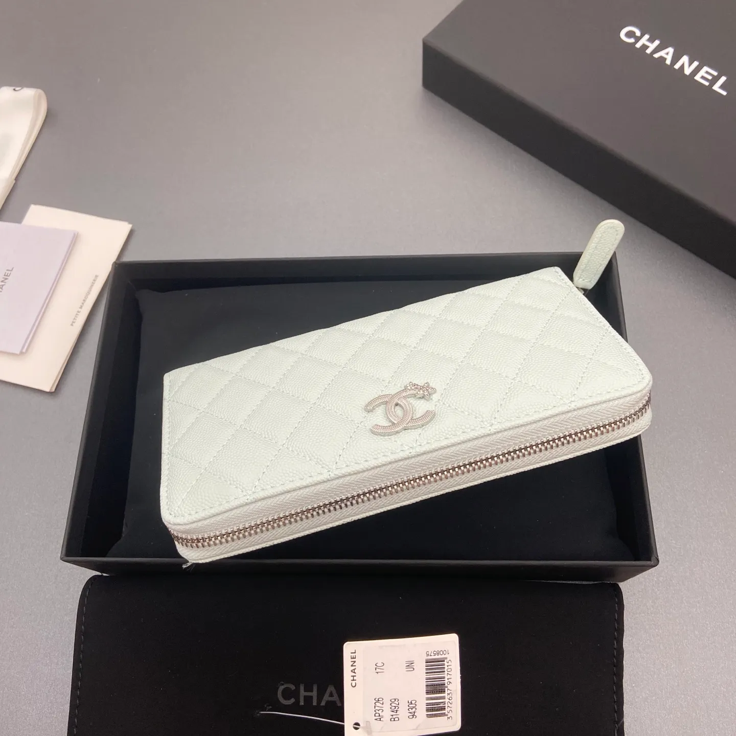 25b new series caviar cowhide with stars ⭐logo shiny blingblibg~zipper bag series light blue fine ball pattern silver star hardware 12 card slots, two banknote compartments two compartments, 1 zipper bag Price: 250 No.: 3726 Size: w19×h10×d3cm