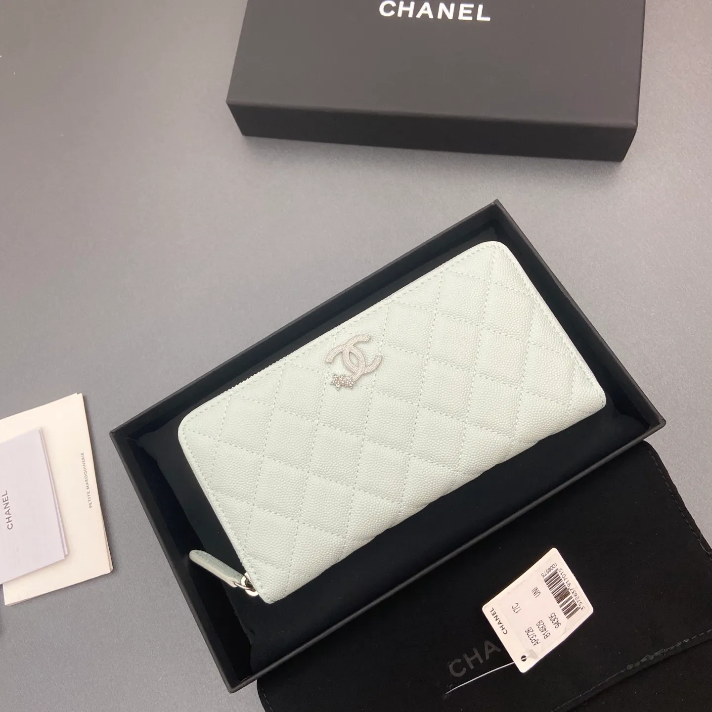 25b new series caviar cowhide with stars ⭐logo shiny blingblibg~zipper bag series light blue fine ball pattern silver star hardware 12 card slots, two banknote compartments two compartments, 1 zipper bag Price: 250 No.: 3726 Size: w19×h10×d3cm