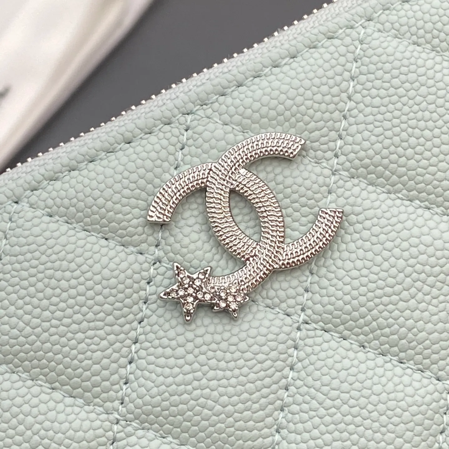 25b new series caviar cowhide with stars ⭐logo shiny blingblibg~ coin purse series Item number: A 4811 Price: 320 Size: w15×8.5cm Color: light blue fine ball pattern silver star hardware