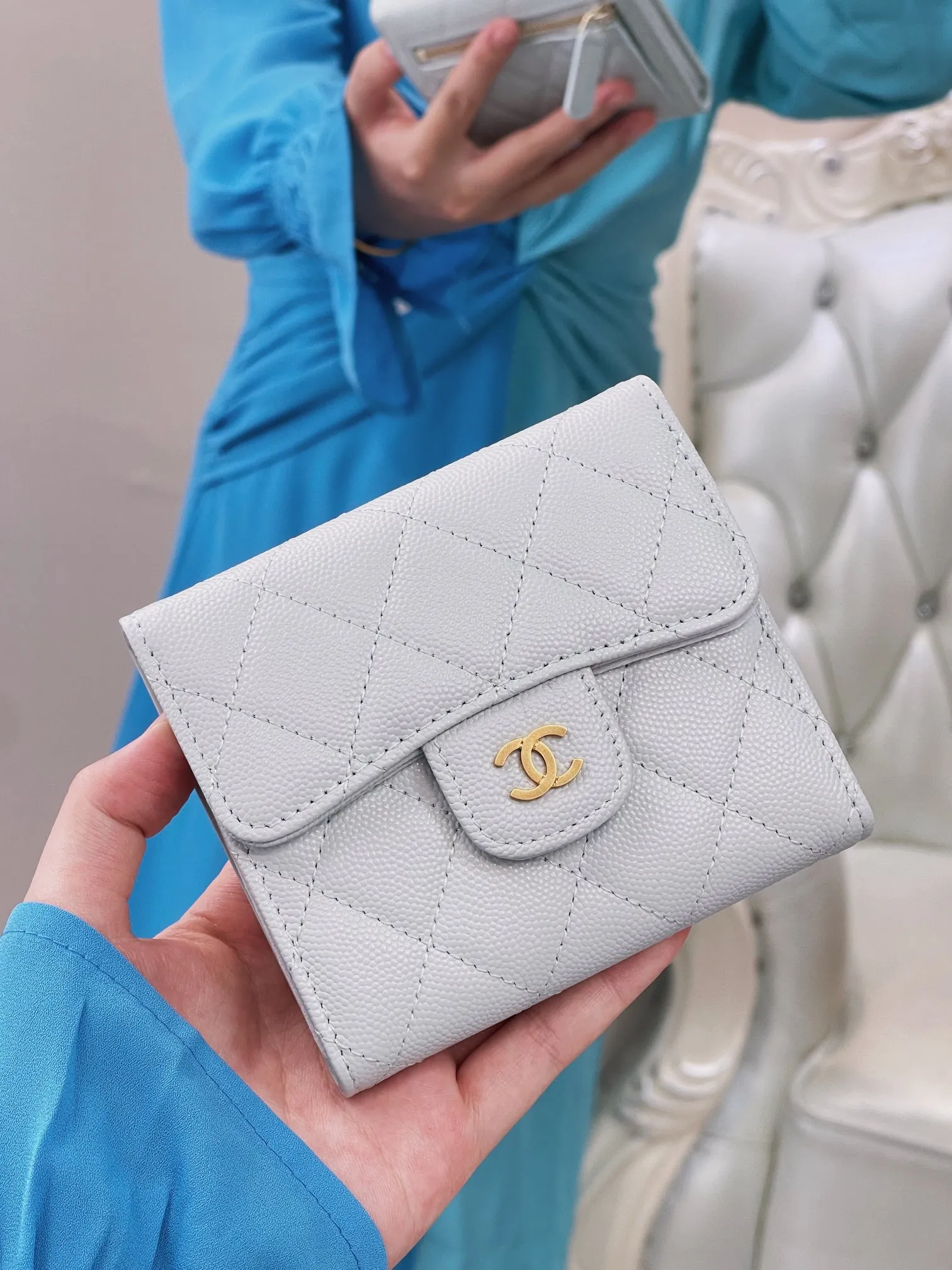 82288 Real shot of light blue upper body picture
