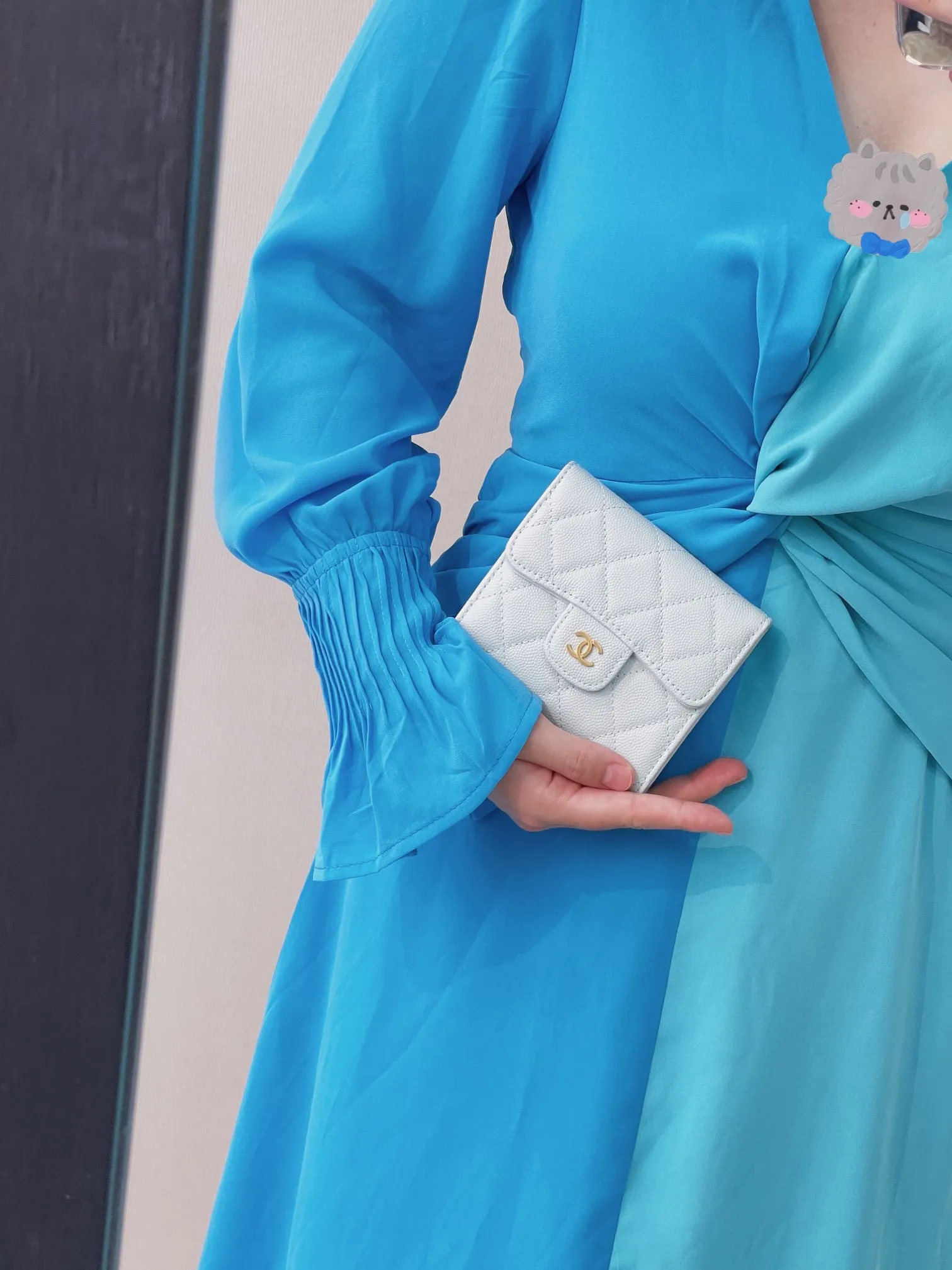 82288 Real shot of light blue upper body picture