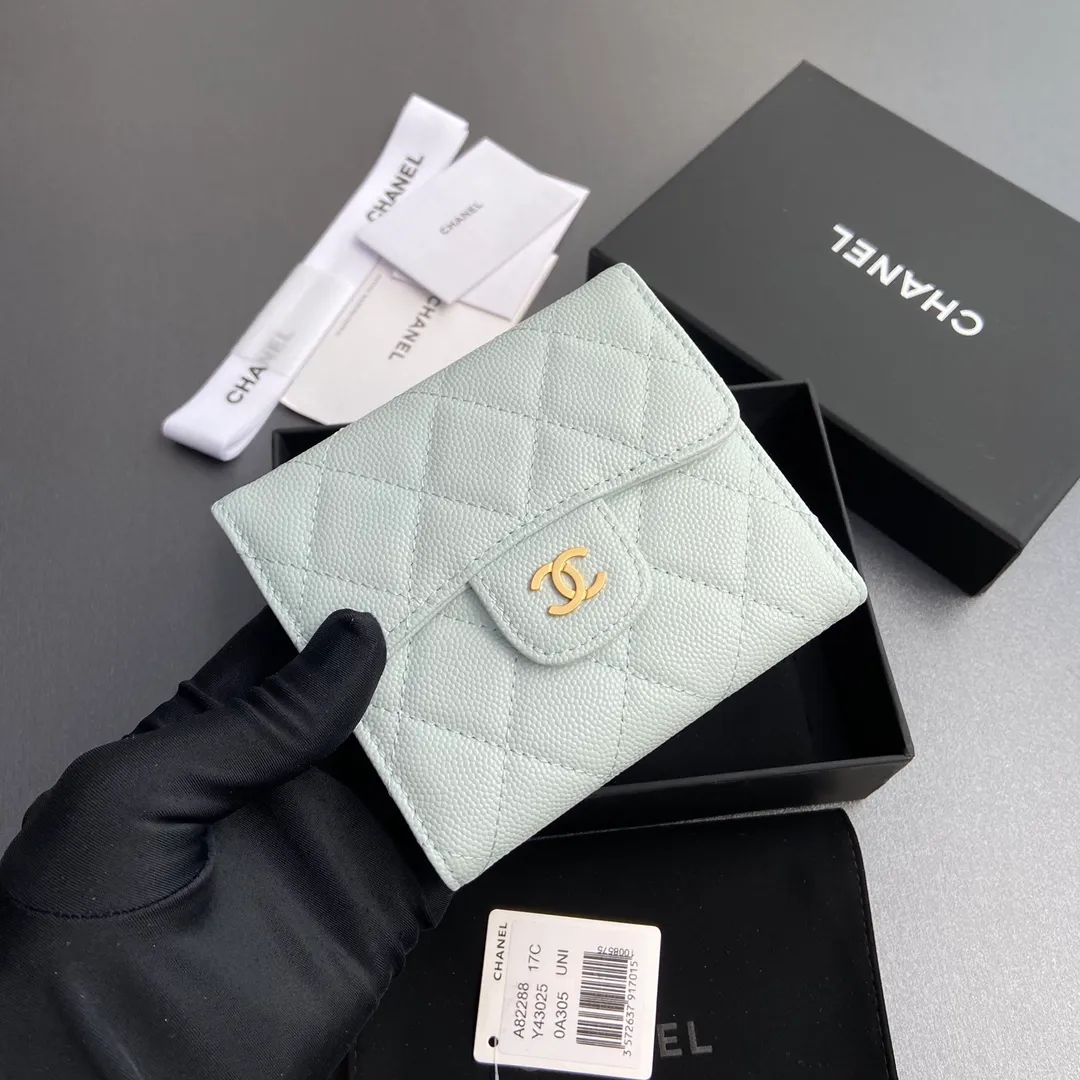 [Imported leather from Italy] ¥440 Special light blue fine ball grain embossed leather Gold tone metal hardware 6 card slots 1 banknote compartment 1 coin zipper bag No.: 82288 Size: w10.5×h11.5×d3cm