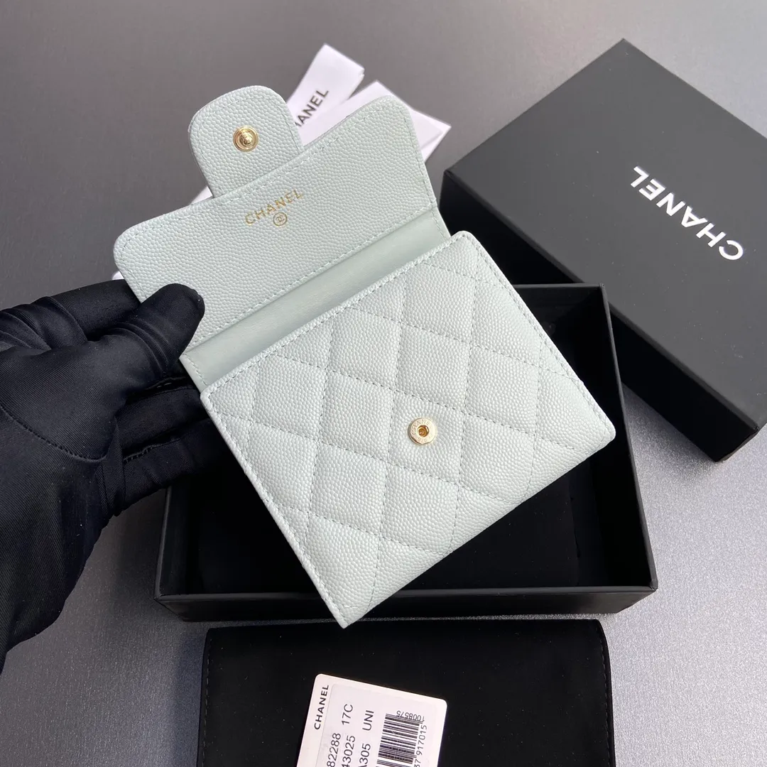 [Imported leather from Italy] ¥440 Special light blue fine ball grain embossed leather Gold tone metal hardware 6 card slots 1 banknote compartment 1 coin zipper bag No.: 82288 Size: w10.5×h11.5×d3cm
