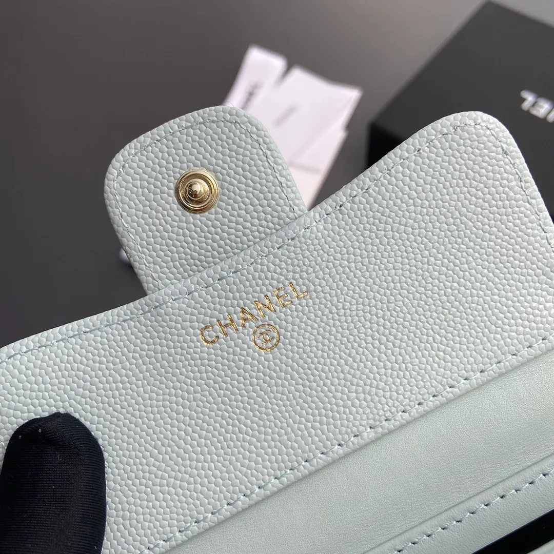 [Imported leather from Italy] ¥440 Special light blue fine ball grain embossed leather Gold tone metal hardware 6 card slots 1 banknote compartment 1 coin zipper bag No.: 82288 Size: w10.5×h11.5×d3cm