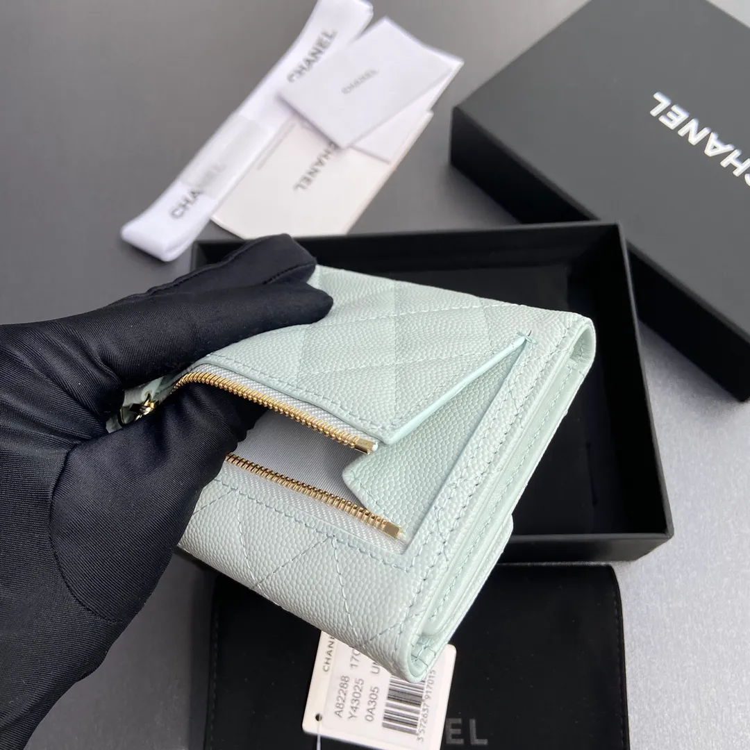 [Imported leather from Italy] ¥440 Special light blue fine ball grain embossed leather Gold tone metal hardware 6 card slots 1 banknote compartment 1 coin zipper bag No.: 82288 Size: w10.5×h11.5×d3cm