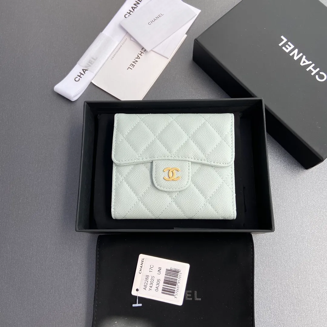 [Imported leather from Italy] ¥440 Special light blue fine ball grain embossed leather Gold tone metal hardware 6 card slots 1 banknote compartment 1 coin zipper bag No.: 82288 Size: w10.5×h11.5×d3cm