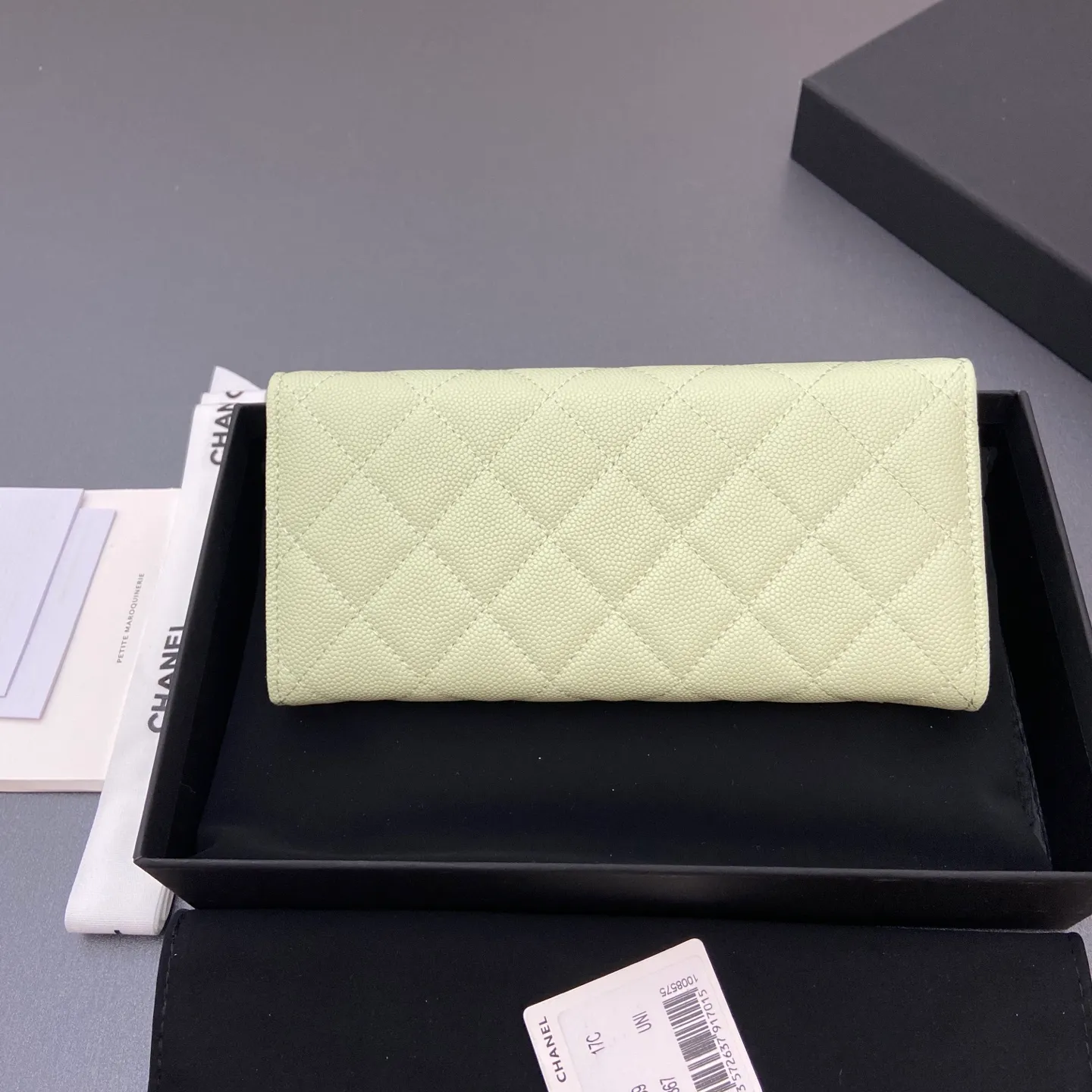 25b new series caviar cowhide with stars ⭐logo shiny blingblibg~ flip-top long clip wallet series light green fine ball pattern silver star hardware 12 card slots, two banknote compartments two compartments, 1 zipper bag Price: 250 No.: 3724 Size: w19×h10×d3cm