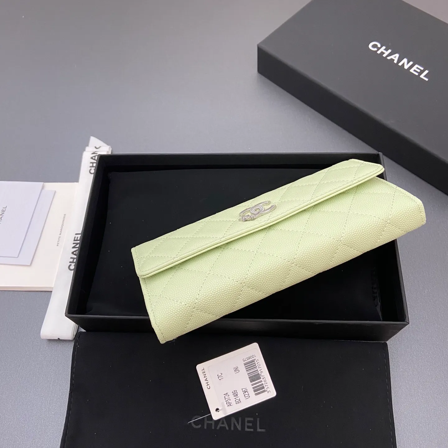 25b new series caviar cowhide with stars ⭐logo shiny blingblibg~ flip-top long clip wallet series light green fine ball pattern silver star hardware 12 card slots, two banknote compartments two compartments, 1 zipper bag Price: 250 No.: 3724 Size: w19×h10×d3cm