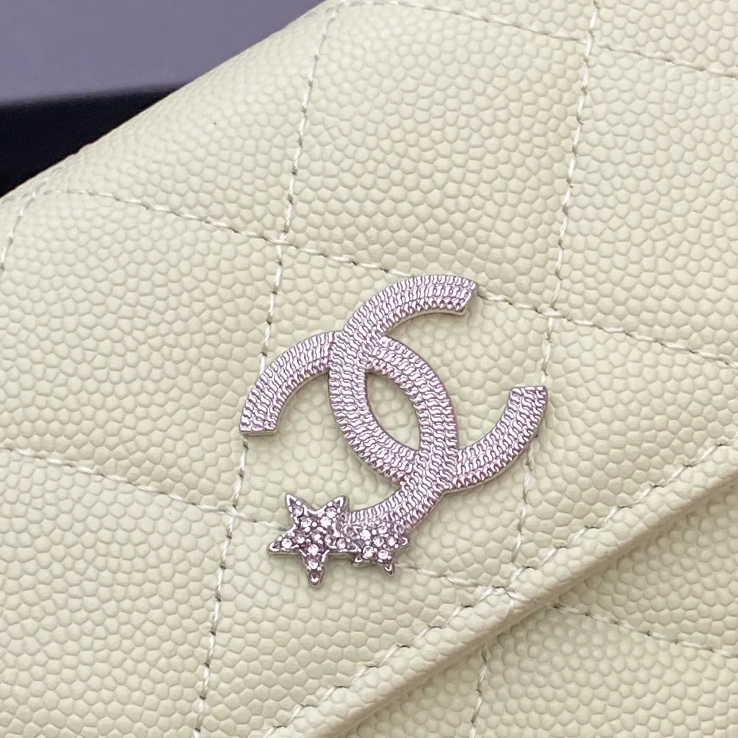 25b new series caviar cowhide with stars ⭐logo shiny blingblibg~ flip-top long clip wallet series light green fine ball pattern silver star hardware 12 card slots, two banknote compartments two compartments, 1 zipper bag Price: 250 No.: 3724 Size: w19×h10×d3cm